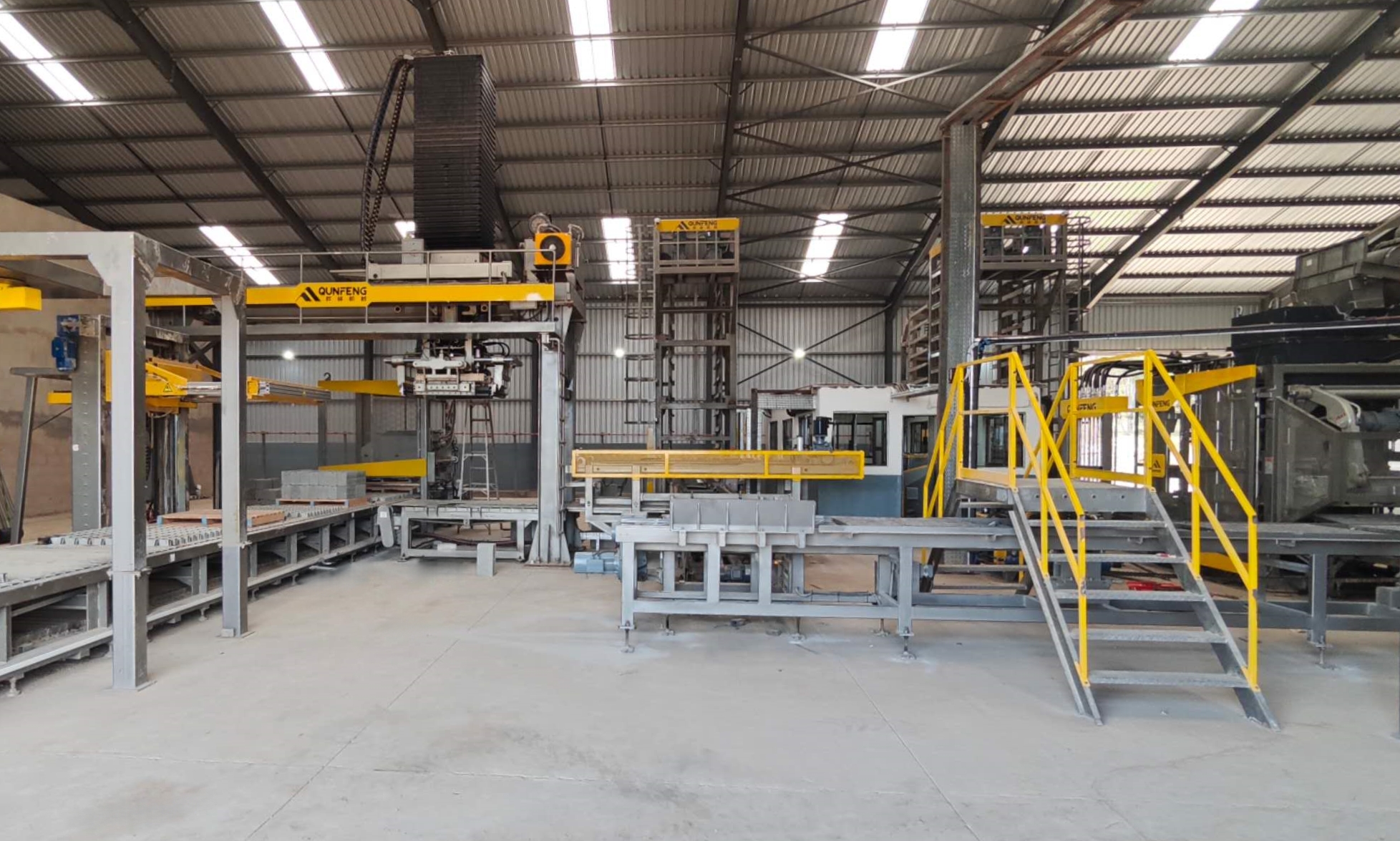 The QS1500 fully automatic concrete product production line for a South African client is already generating returns for the company. A linha de produção de produtos de concreto totalmente automática QS1500 para um cliente sul-africano já está gerando retornos para a empresa.