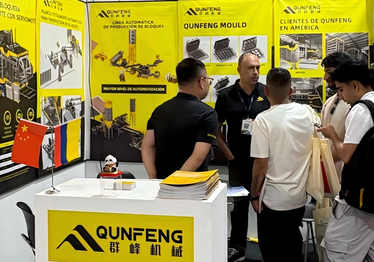 Qunfeng Machinery’s South American team holds talks with Colombian clients. A equipe sul-americana da Qunfeng Machinery conversa com clientes colombianos.