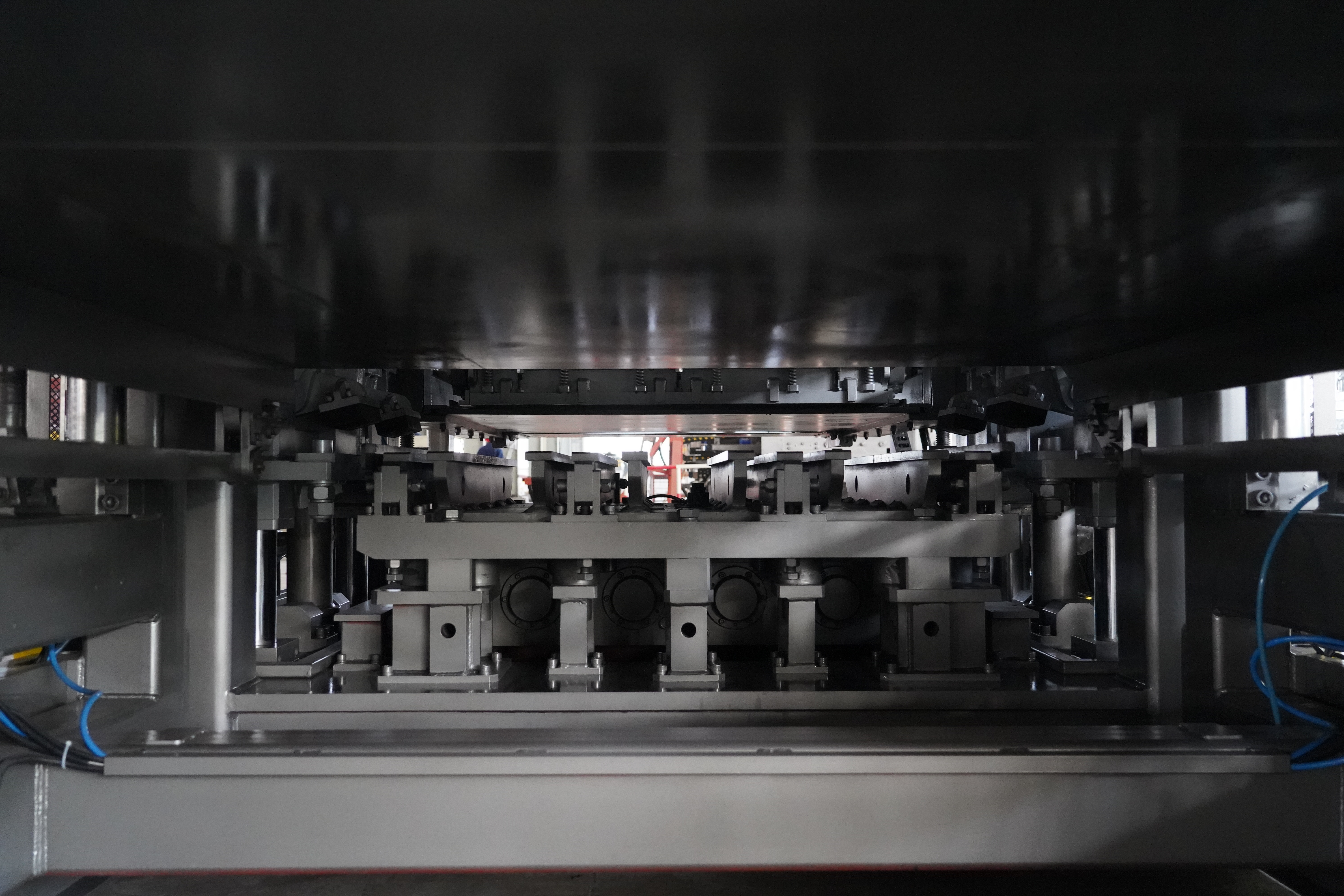 The third-generation servo-vibration system, an invention patented by Qunfeng Machinery, was developed in-house. O sistema de servovibração de terceira geração, uma invenção patenteada pela Qunfeng Machinery, foi desenvolvido internamente.