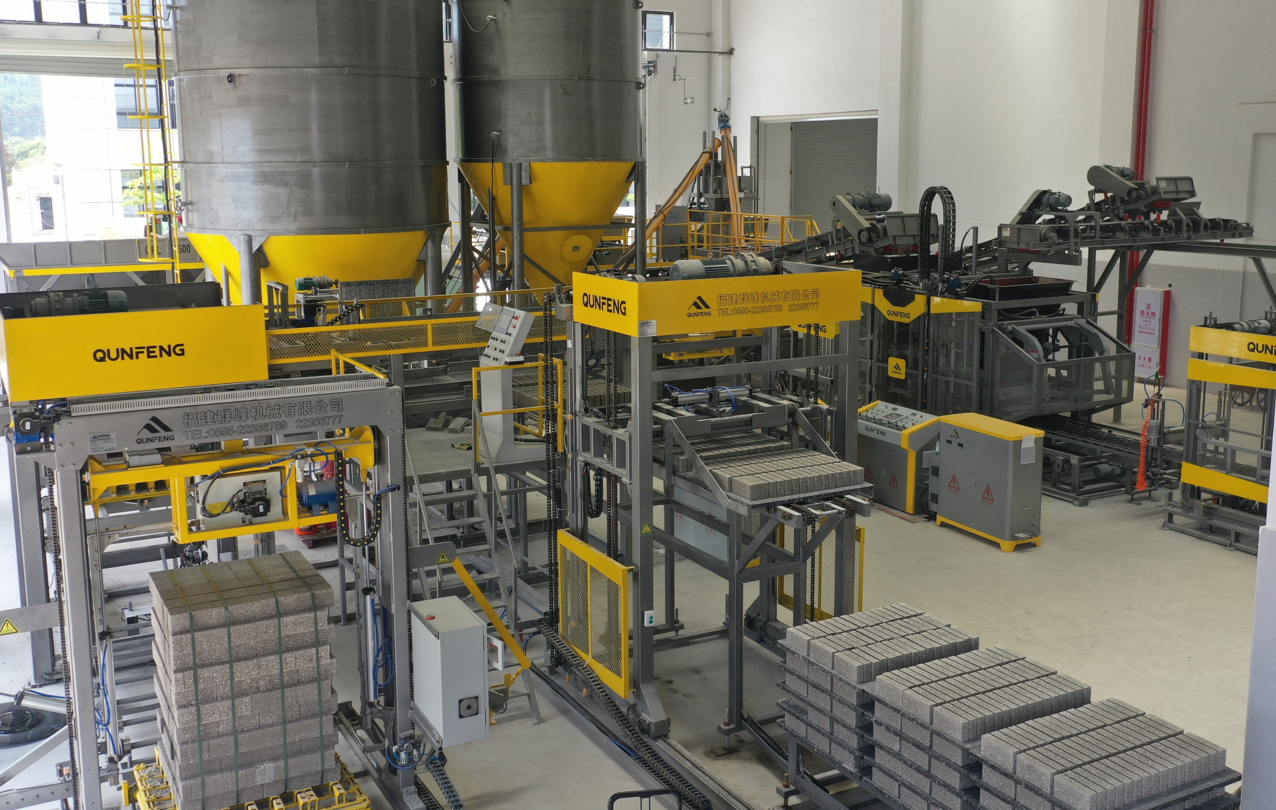 The QS1300 production line commissioned in Dehua utilizes ceramic waste to manufacture bricks. A linha de produção QS1300 comissionada em Dehua utiliza resíduos cerâmicos para fabricar tijolos.