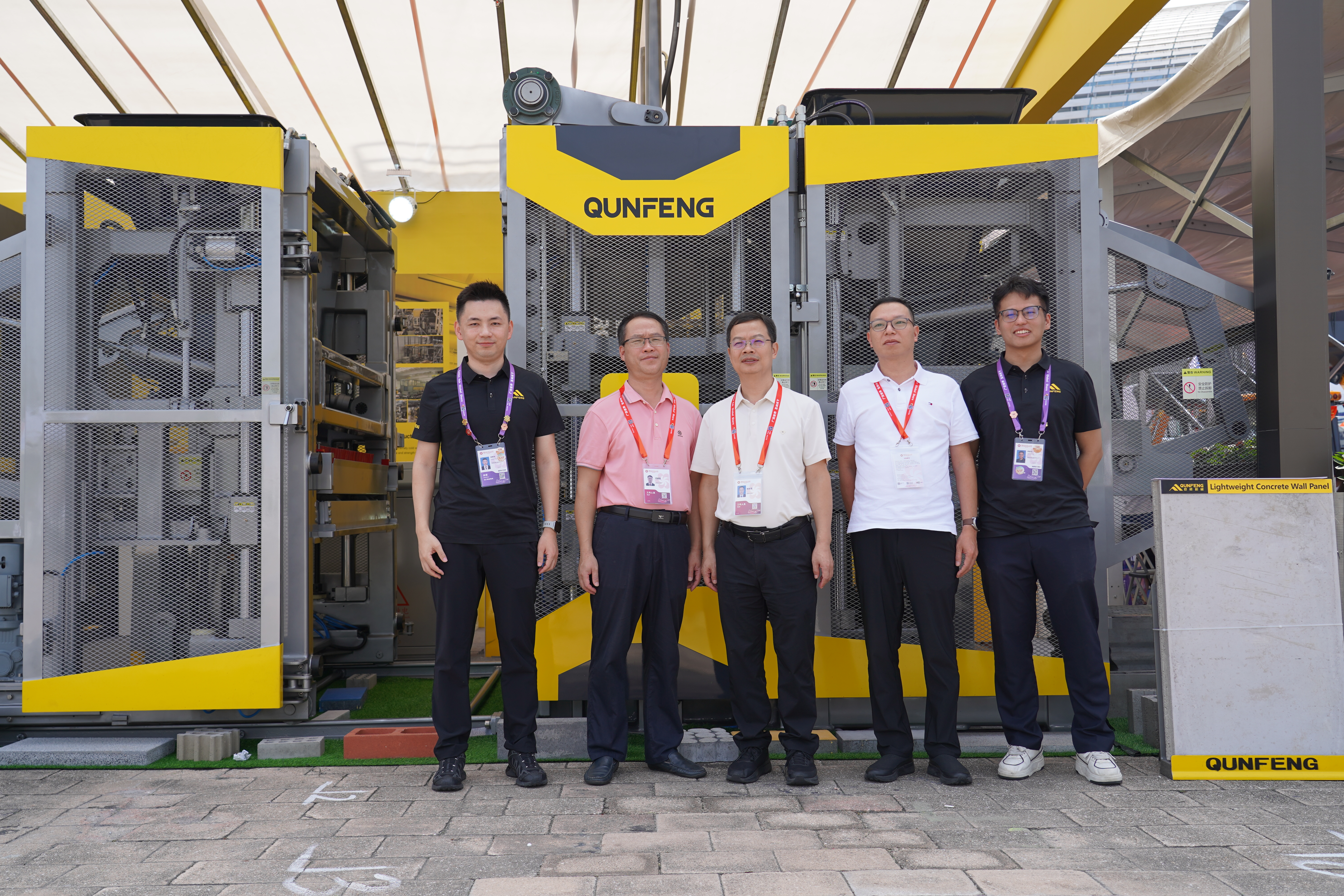 As an officially recognized “specialized, refined, unique, and innovative” (SRUI) “little giant” enterprise and an industry leader, Qunfeng Machinery’s exhibition booth has received support from government authorities. Como uma empresa 'pequena gigante' oficialmente reconhecida 'especializada, refinada, única e inovadora' (SRUI) e líder do setor, o estande de exposição da Qunfeng Machinery recebeu apoio de autoridades governamentais.