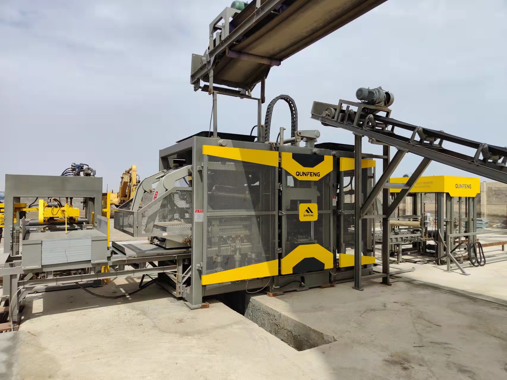 QS1300 fully automatic concrete product production line purchased by a customer in Oman. Linha de produção de produtos de concreto totalmente automática QS1300 adquirida por um cliente em Omã.