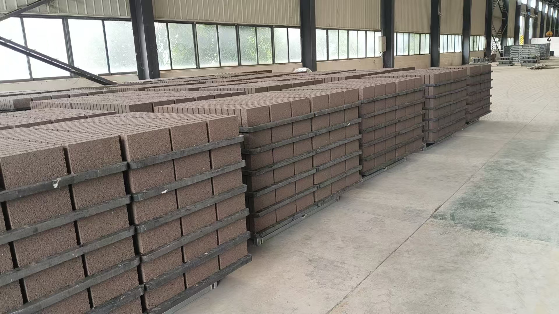 High-quality cement products manufactured using Qunfeng machinery feature high strength and high production output. Os produtos de cimento de alta qualidade fabricados com máquinas Qunfeng apresentam alta resistência e alto rendimento de produção.