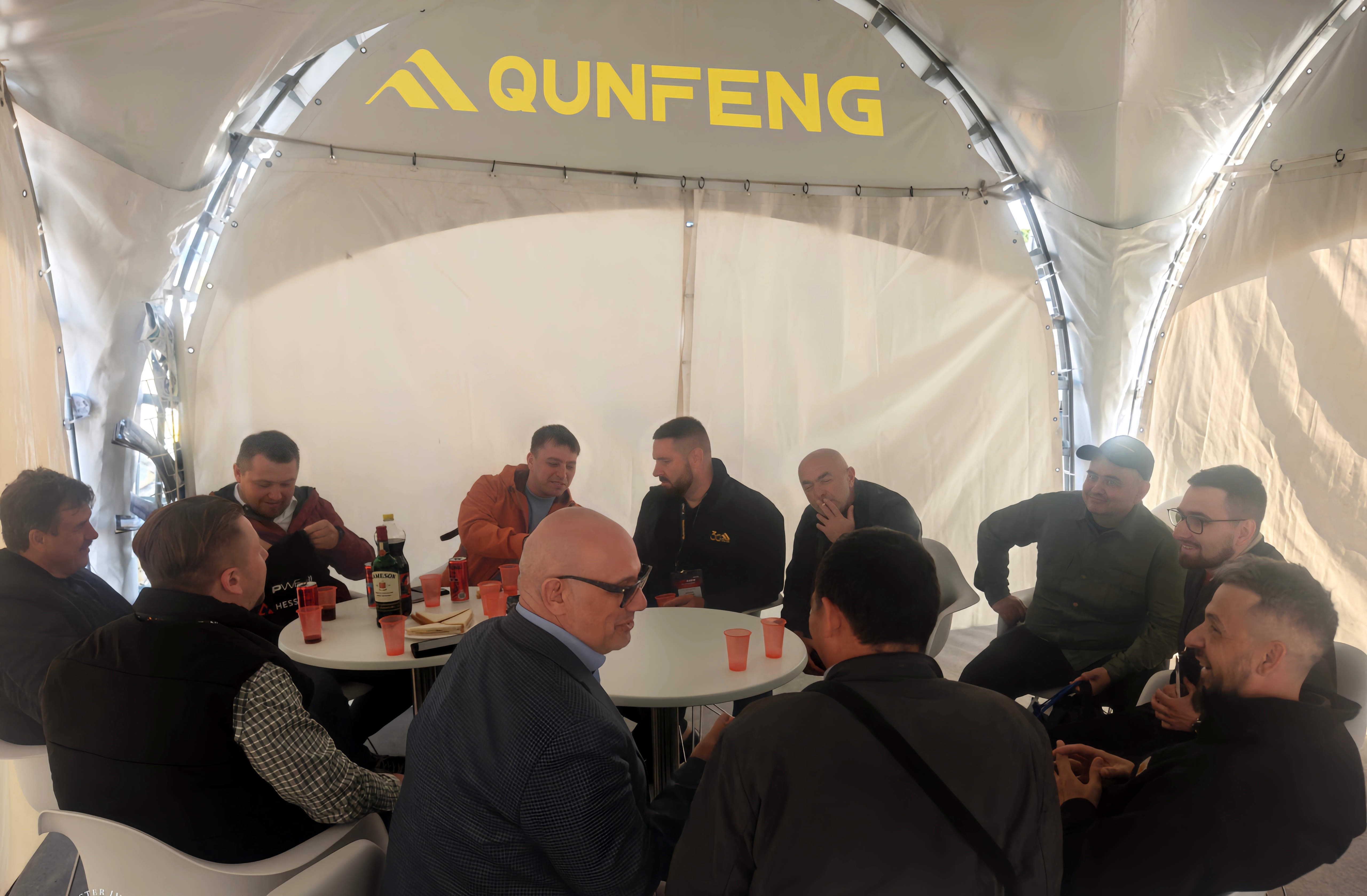Qunfeng Machinery’s overseas subsidiary and specialized local technical team discuss products with clients. A subsidiária estrangeira da Qunfeng Machinery e a equipe técnica local especializada discutem produtos com os clientes.