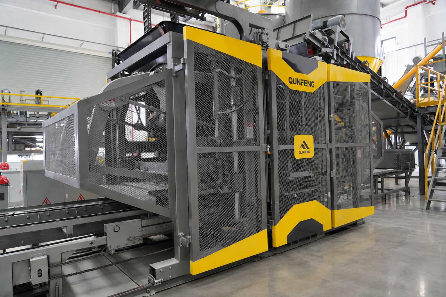 Qunfeng Machinery QS series intelligent fully automatic concrete product forming machine. Máquina formadora de produto de concreto inteligente totalmente automática da série Qunfeng Machinery QS.