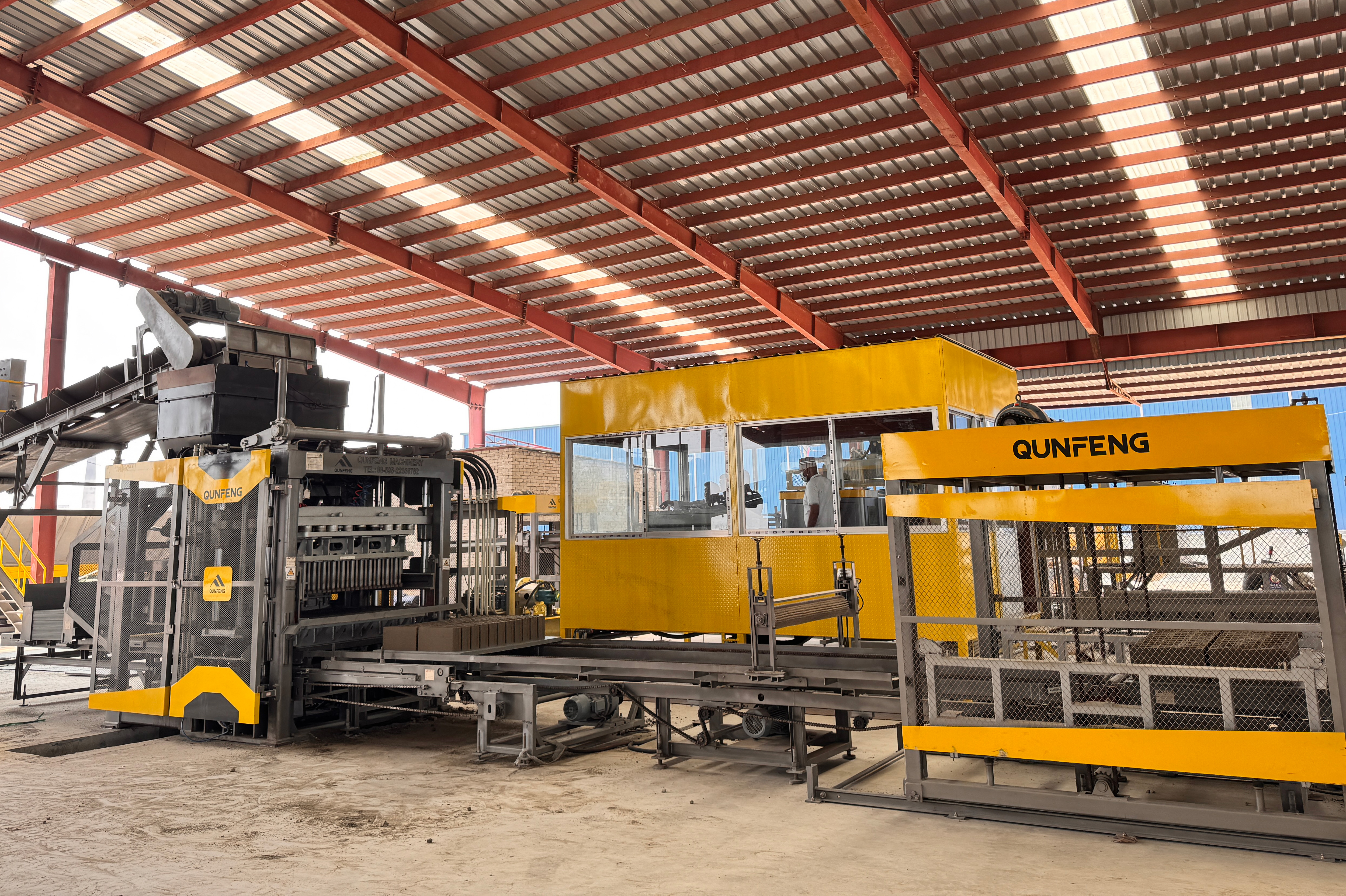 Qunfeng Machinery’s fully automatic concrete product production line exported to Bangladesh, South Asia. A linha de produção de produtos de concreto totalmente automática da Qunfeng Machinery é exportada para Bangladesh, Sul da Ásia.