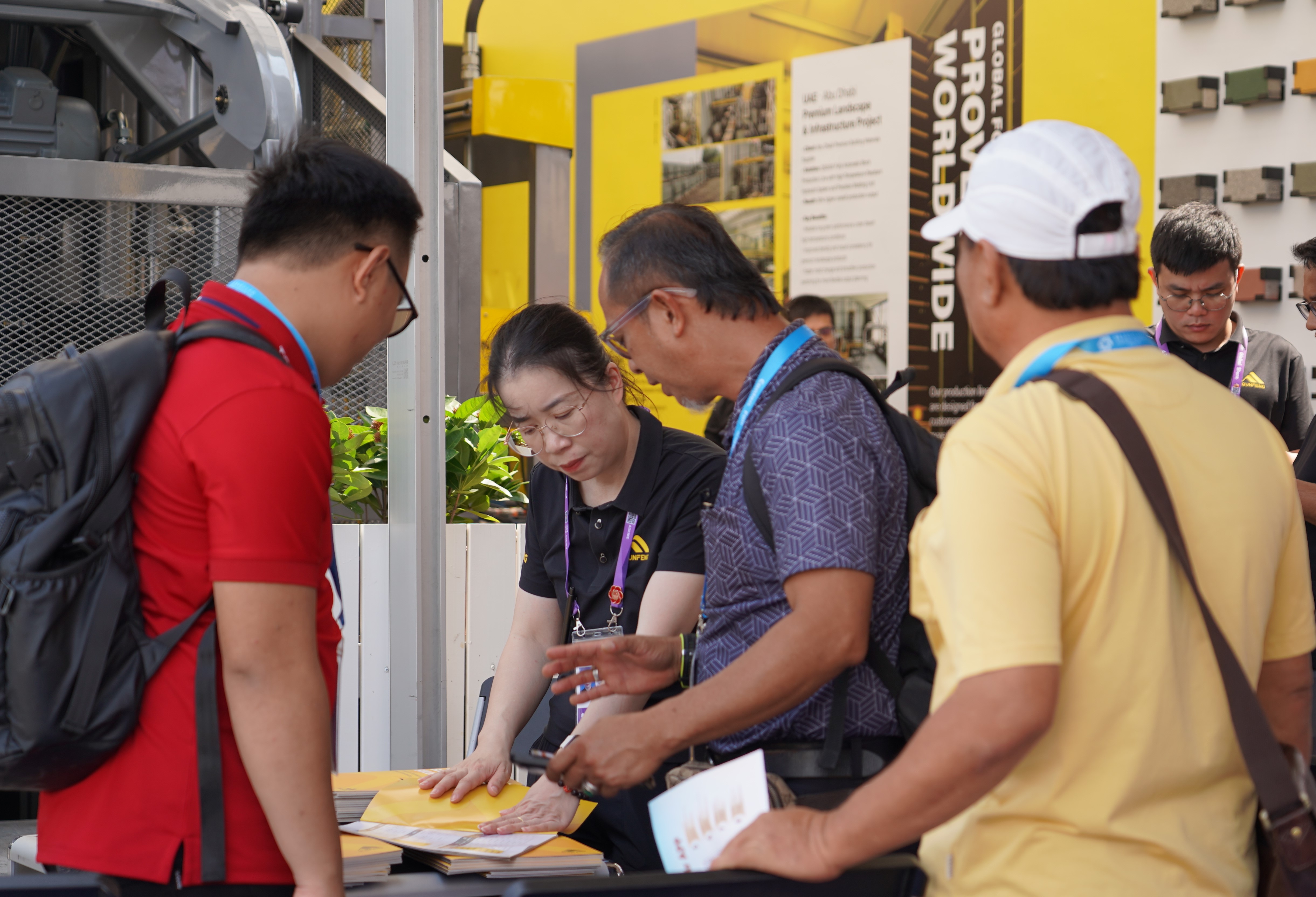 Clients from Southeast Asia learn about the solutions in detail from the Qunfeng Machinery team. Clientes do Sudeste Asiático aprendem detalhadamente sobre as soluções com a equipe da Qunfeng Machinery.