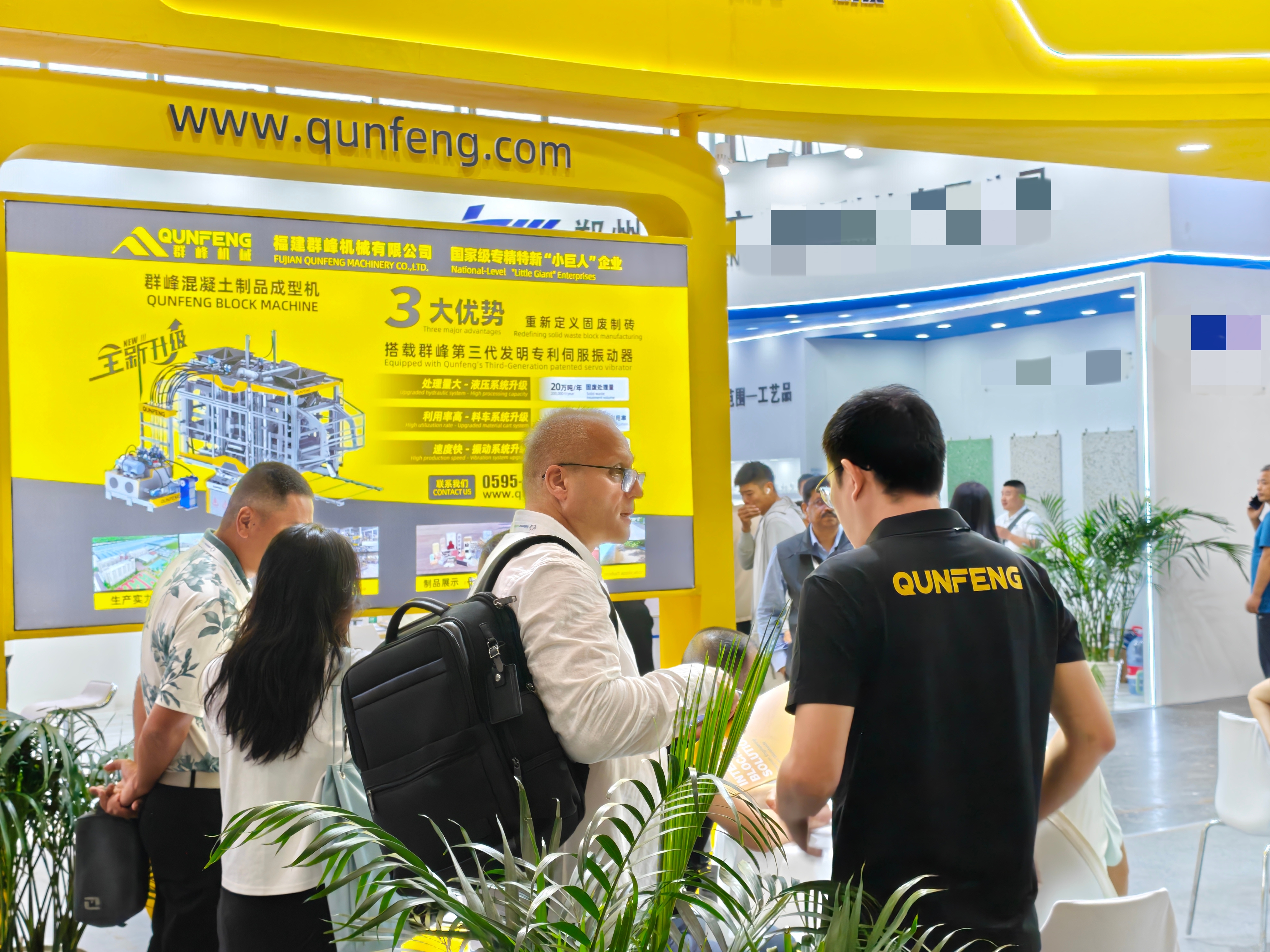 Central Asian clients communicating with the Qunfeng Machinery team. Clientes da Ásia Central se comunicando com a equipe da Qunfeng Machinery.