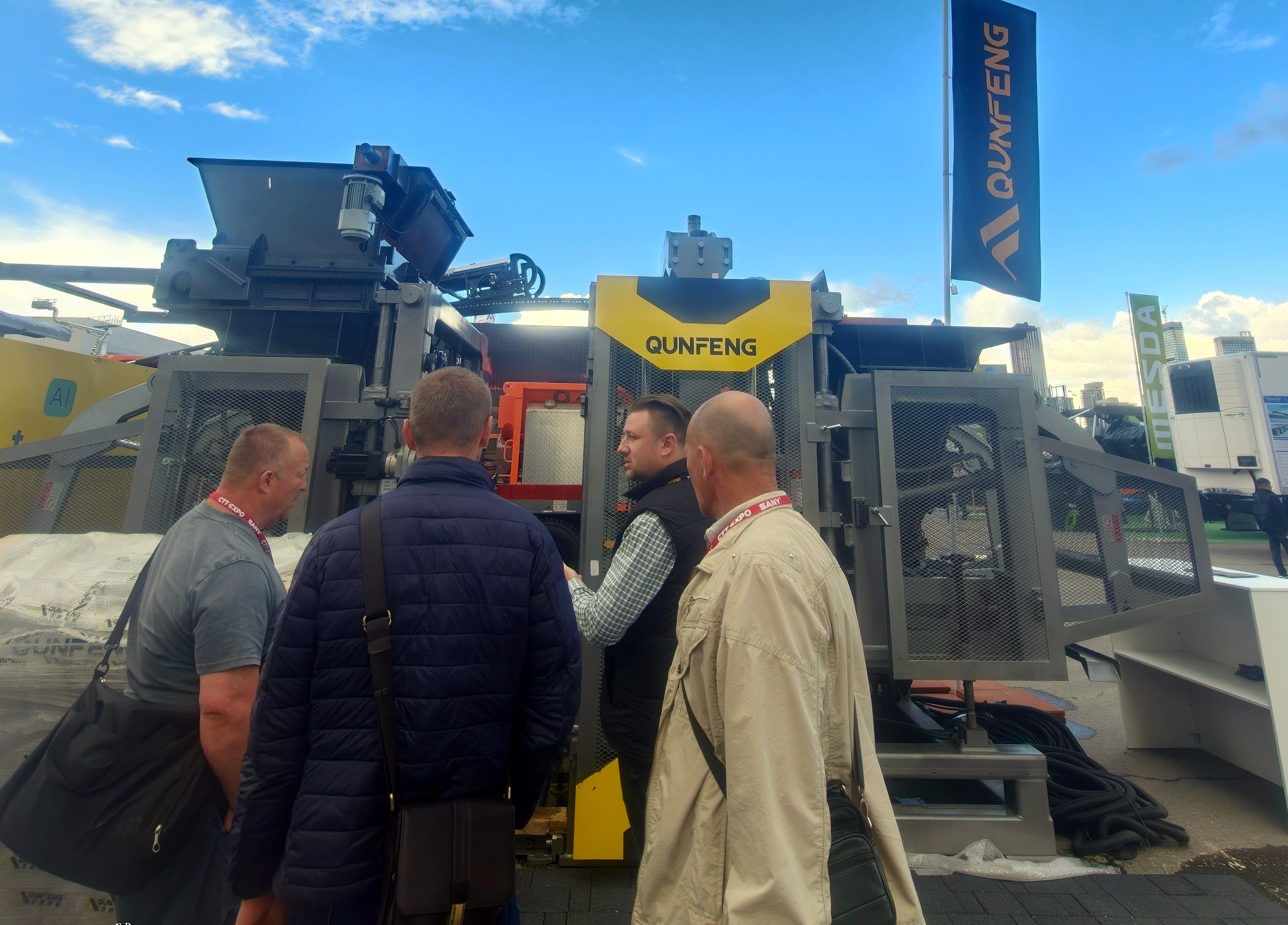 Technical experts from Qunfeng Machinery provide overseas professional buyers with a detailed explanation of the core advantages of the QS series molding machines. Os especialistas técnicos da Qunfeng Machinery fornecem aos compradores profissionais estrangeiros uma explicação detalhada das principais vantagens das máquinas de moldagem da série QS.