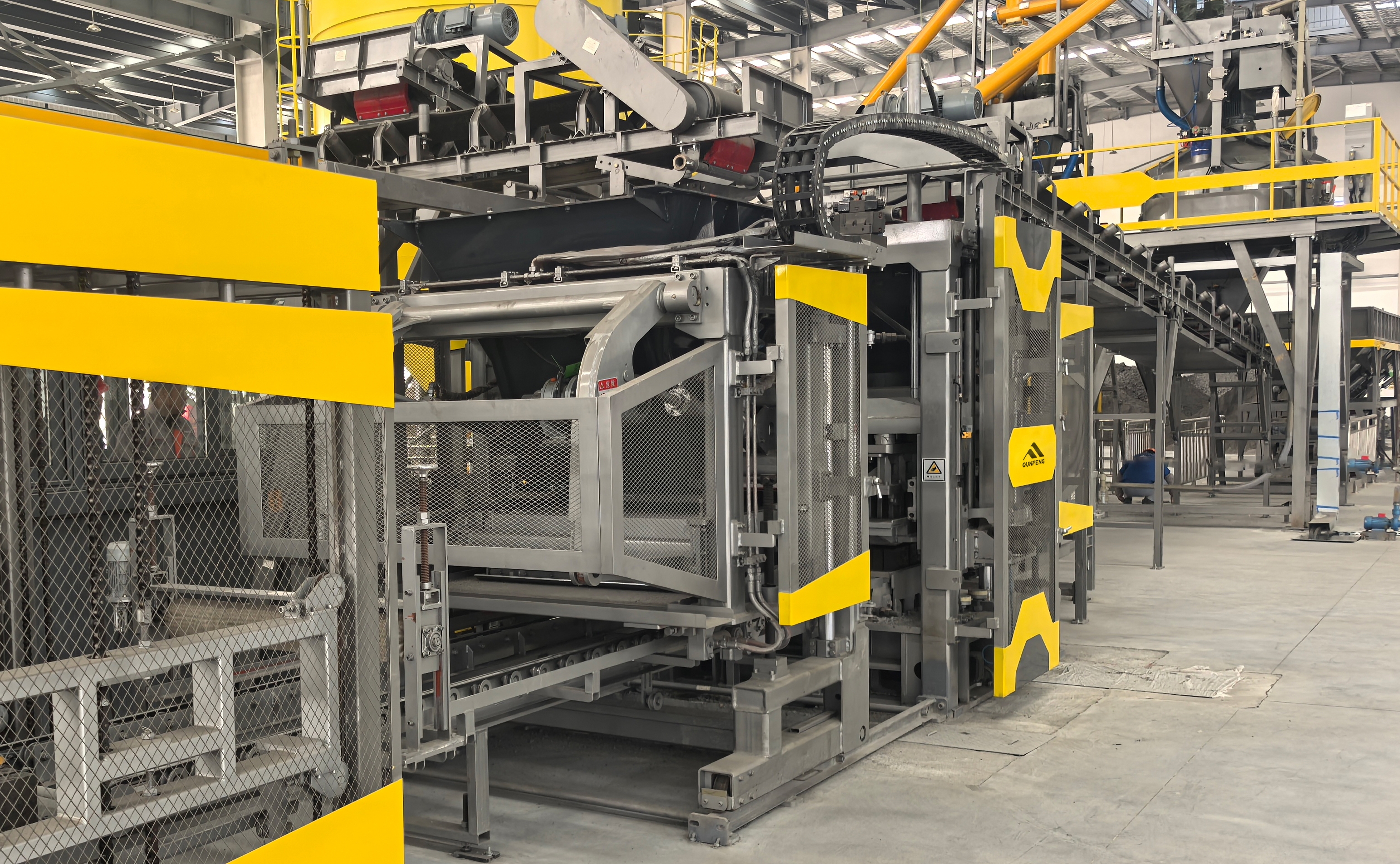 QS Series Fully Automatic Concrete Product Molding Machine Suitable for High-Latitude Cold Climates Máquina de moldagem de produtos de concreto totalmente automática da série QS, adequada para climas frios de alta latitude