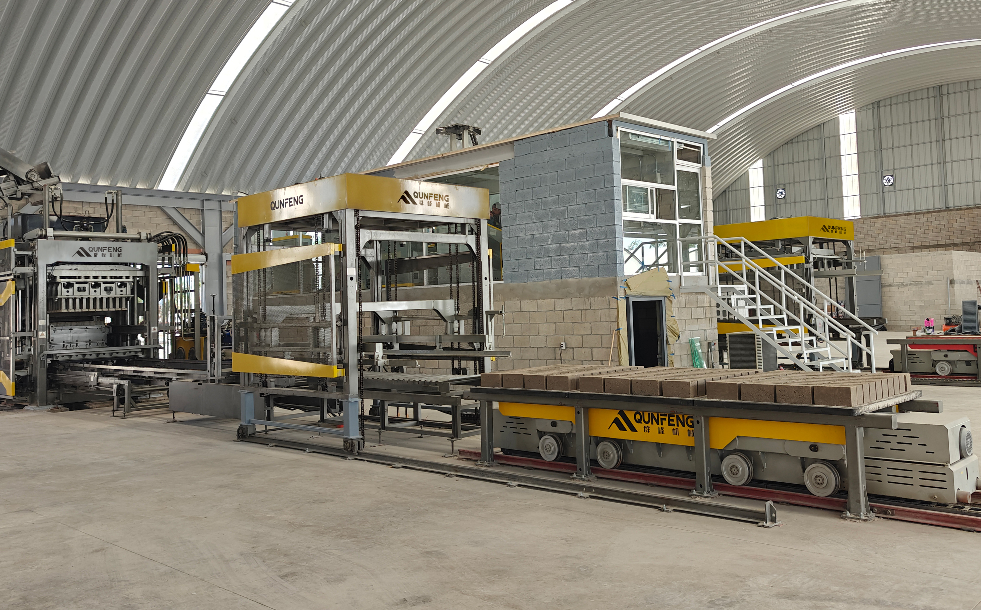 Qunfeng Machinery’s QS2000 fully automated concrete product molding production line, which has been in operation in Mexico for many years. Linha de produção de moldagem de produtos de concreto totalmente automatizada QS2000 da Qunfeng Machinery, que está em operação no México há muitos anos.