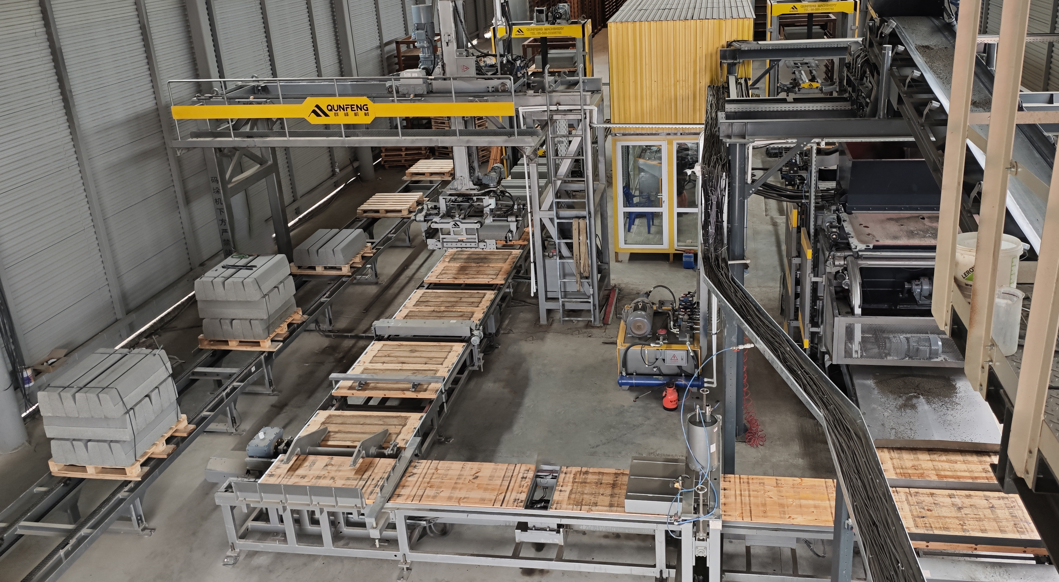 A Qunfeng Machinery non-fired block production line that has been operating in Thailand for many years. Uma linha de produção de blocos não queimados da Qunfeng Machinery que opera na Tailândia há muitos anos.