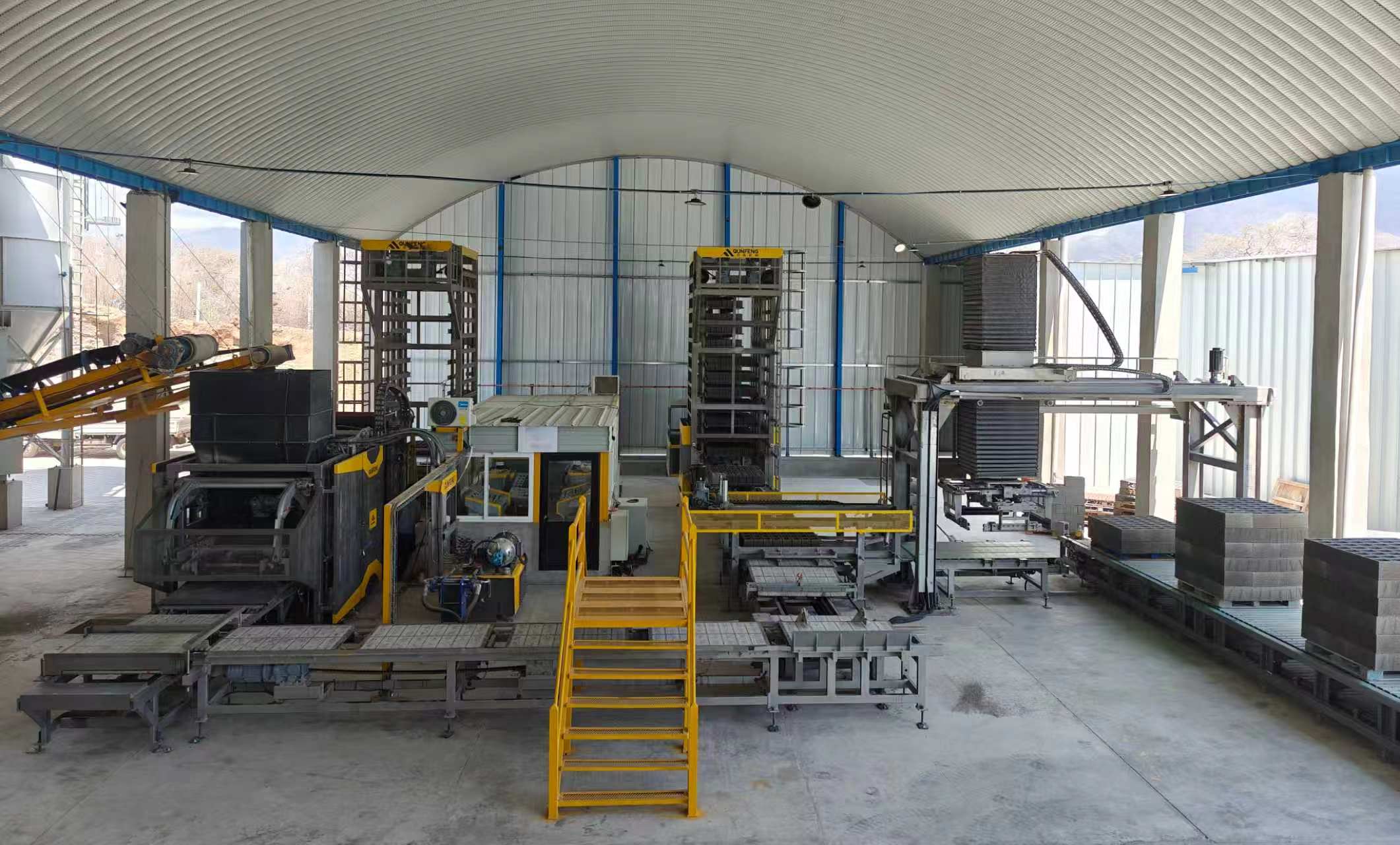 QS1500 fully automatic concrete product production line manufactured by Qunfeng Machinery for a client in Guatemala, South America. Linha de produção de produtos de concreto totalmente automática QS1500 fabricada pela Qunfeng Machinery para um cliente na Guatemala, América do Sul.