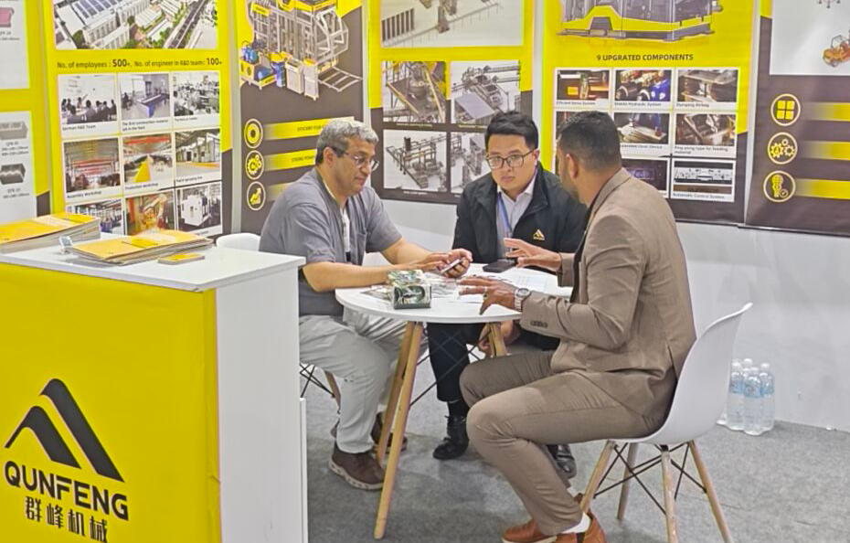 Intelligent Construction Machinery for Algeria Equipe Qunfeng explicando equipamentos de fabricação inteligente chineses para compradores argelinos
