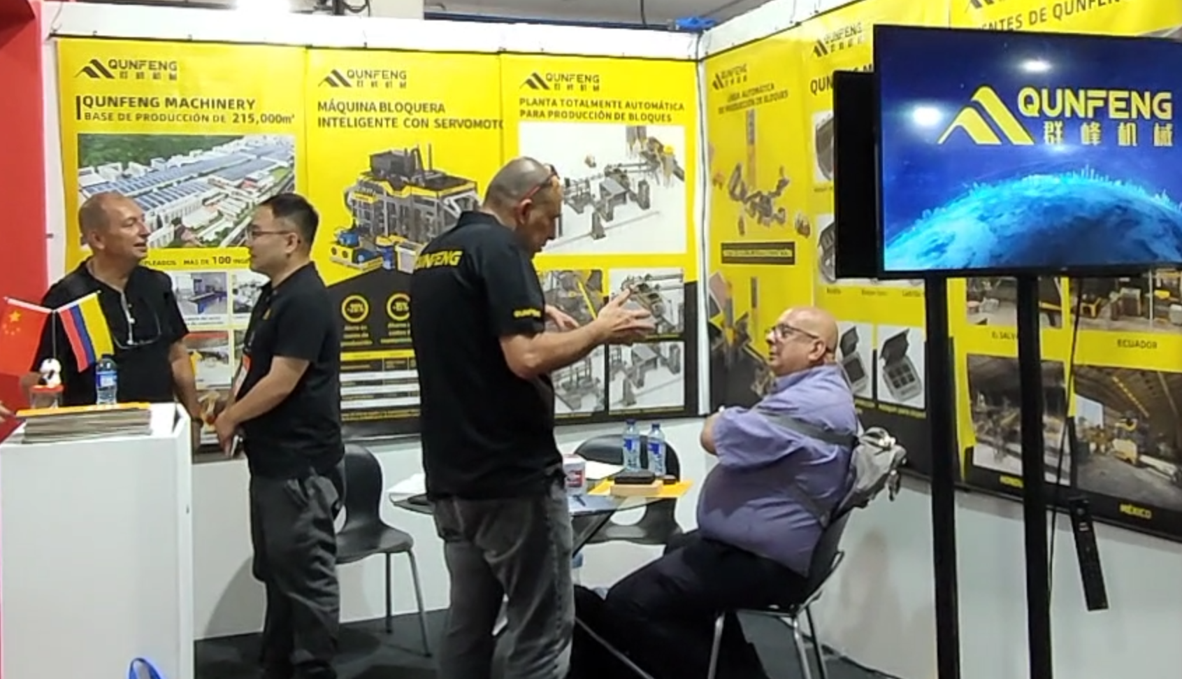 The Qunfeng Machinery South America team introduces product parameters to South American customers. A equipe da Qunfeng Machinery South America apresenta os parâmetros do produto aos clientes sul-americanos.