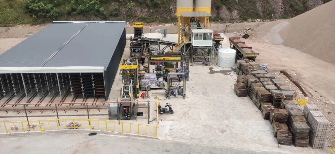 The Zhejiang construction waste recycling and processing center utilizes a fully automated solid waste block production line from Qunfeng Machinery. O centro de reciclagem e processamento de resíduos de construção de Zhejiang utiliza uma linha de produção de blocos de resíduos sólidos totalmente automatizada da Qunfeng Machinery.