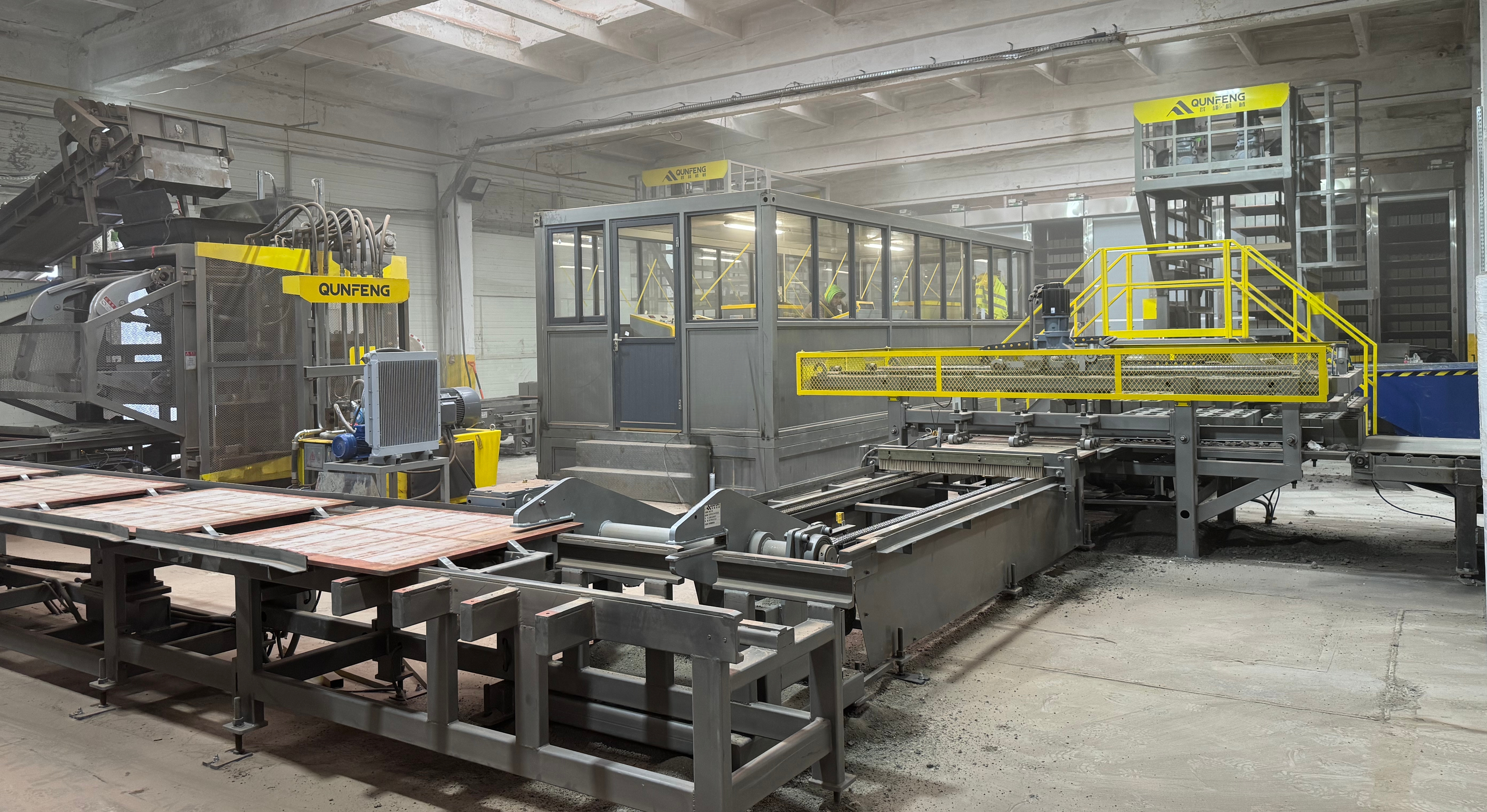 On-site Operation of Qunfeng Machinery’s QS Series Fully Automatic Concrete Products Production Line in Poland Operação no local da linha de produção de produtos de concreto totalmente automática da série QS da Qunfeng Machinery na Polônia