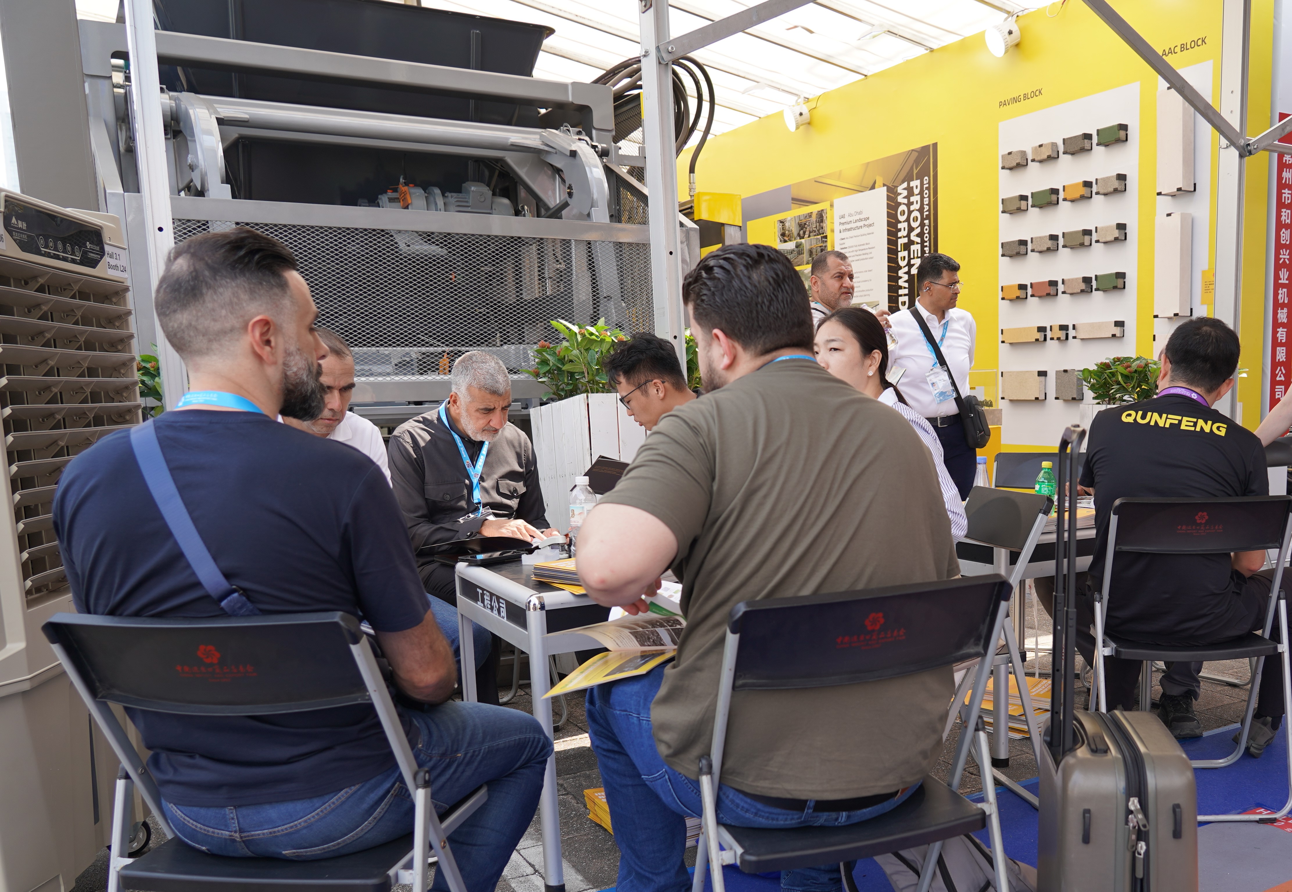 The Qunfeng Machinery team discusses cooperation proposals with clients. A equipe da Qunfeng Machinery discute propostas de cooperação com os clientes.