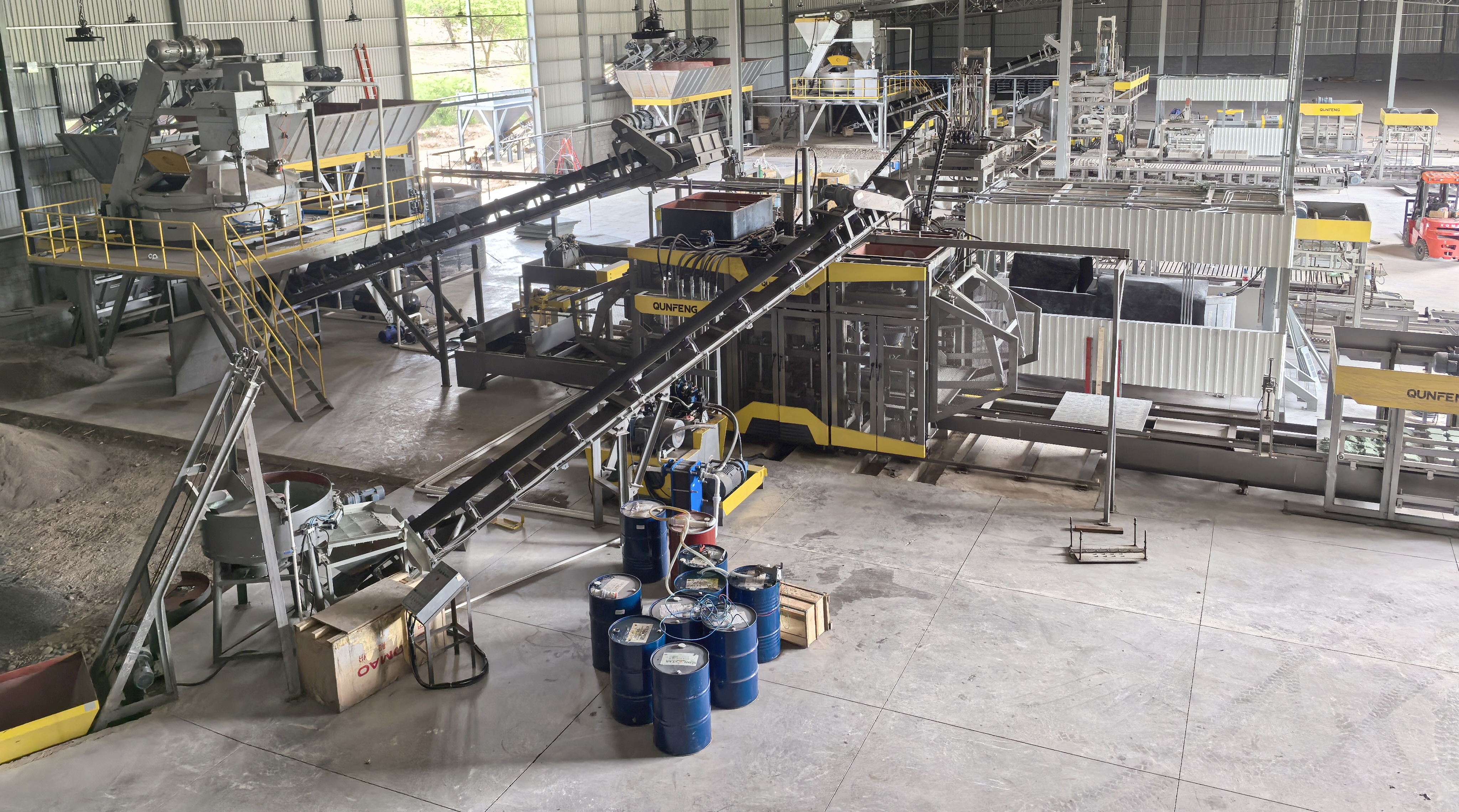 Honduras’s Qunfeng Machinery QS2000 fully automated concrete product molding production line has become the largest and most stable block-making production line in the region. A linha de produção de moldagem de produtos de concreto totalmente automatizada Qunfeng Machinery QS2000 de Honduras se tornou a maior e mais estável linha de produção de blocos da região.