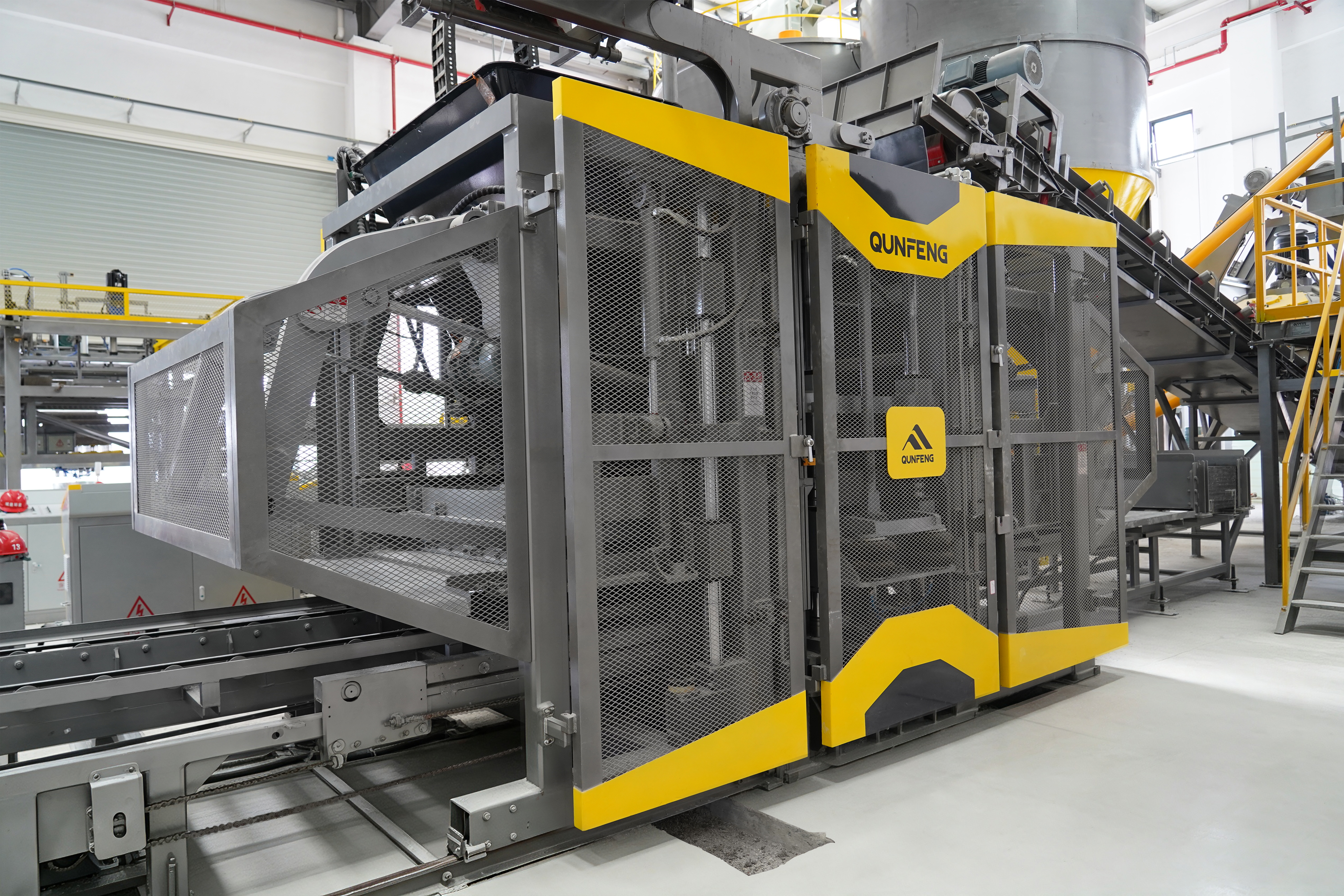 Qunfeng Machinery’s QS1300 concrete product forming machine solved the challenge of block production using special solid waste for a client in Dehua. A máquina formadora de produtos de concreto QS1300 da Qunfeng Machinery resolveu o desafio da produção de blocos usando resíduos sólidos especiais para um cliente em Dehua.