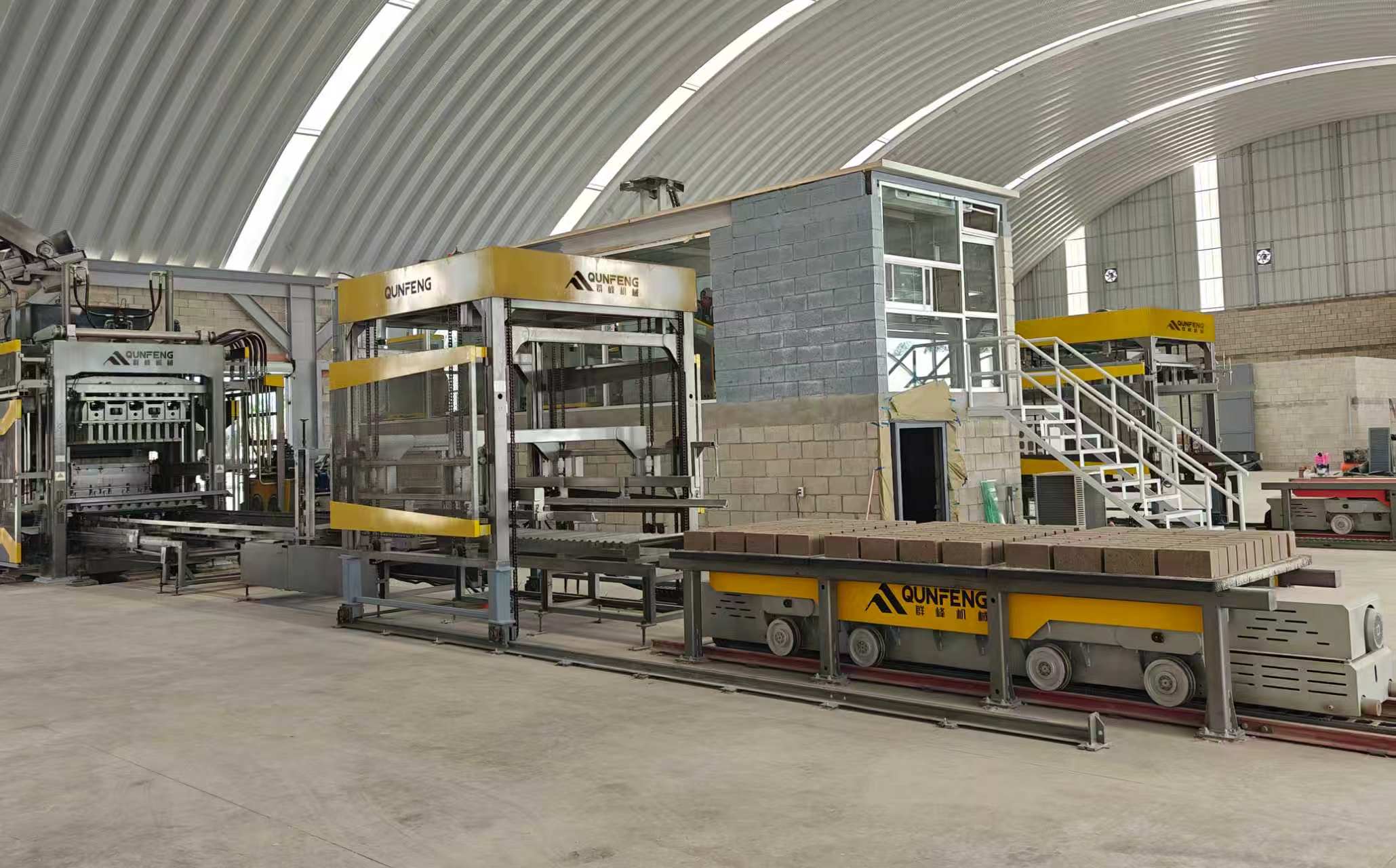 The QS2000 fully automatic concrete product molding production line manufactured by Qunfeng Machinery for a client in Mexico, North America. A linha de produção de moldagem de produtos de concreto totalmente automática QS2000 fabricada pela Qunfeng Machinery para um cliente no México, América do Norte.