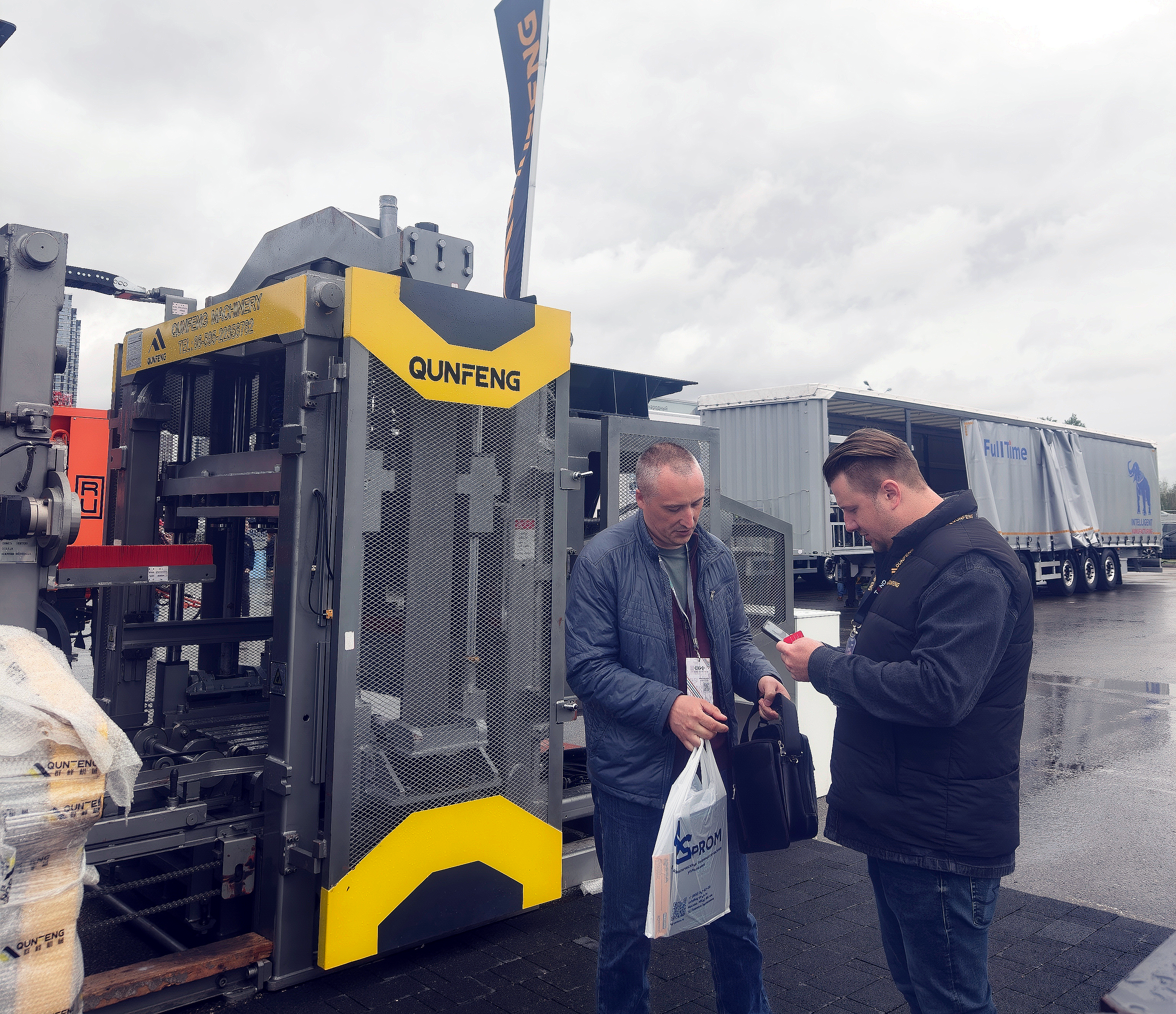 Technical experts from Qunfeng Machinery provide overseas professional buyers with a detailed explanation of the core advantages of the QS series molding machines. Os especialistas técnicos da Qunfeng Machinery fornecem aos compradores profissionais estrangeiros uma explicação detalhada das principais vantagens das máquinas de moldagem da série QS.