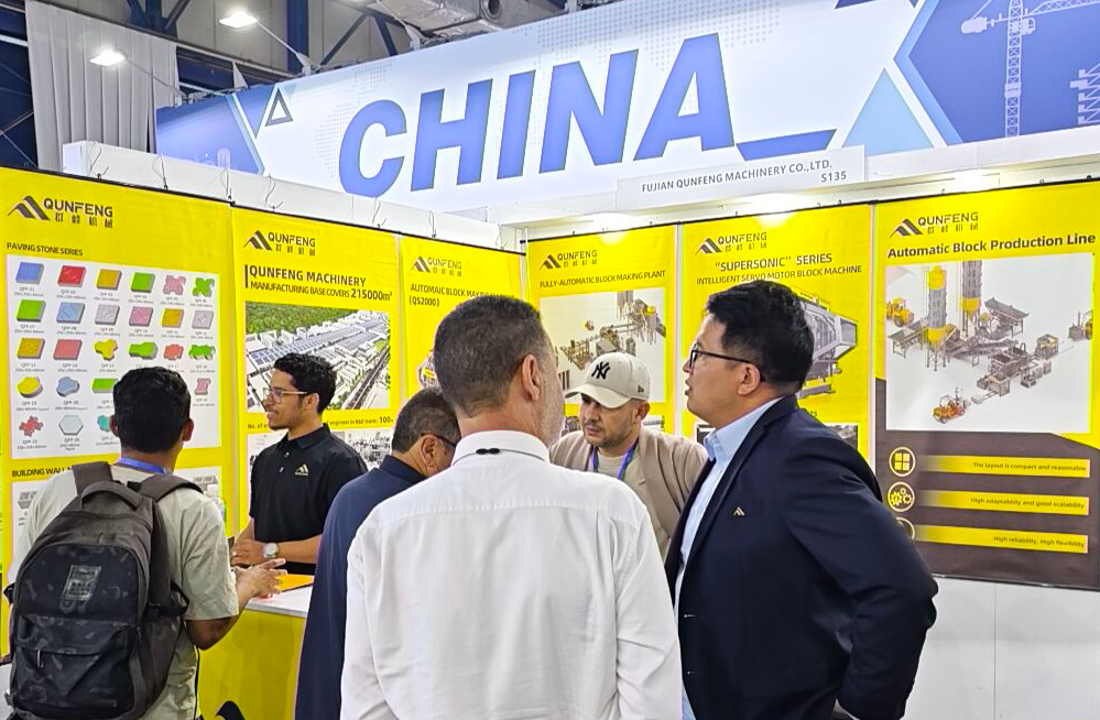 Qunfeng Serving the North African Market Clientes do Norte da África consultando sobre equipamentos inteligentes para fabricação de blocos Qunfeng