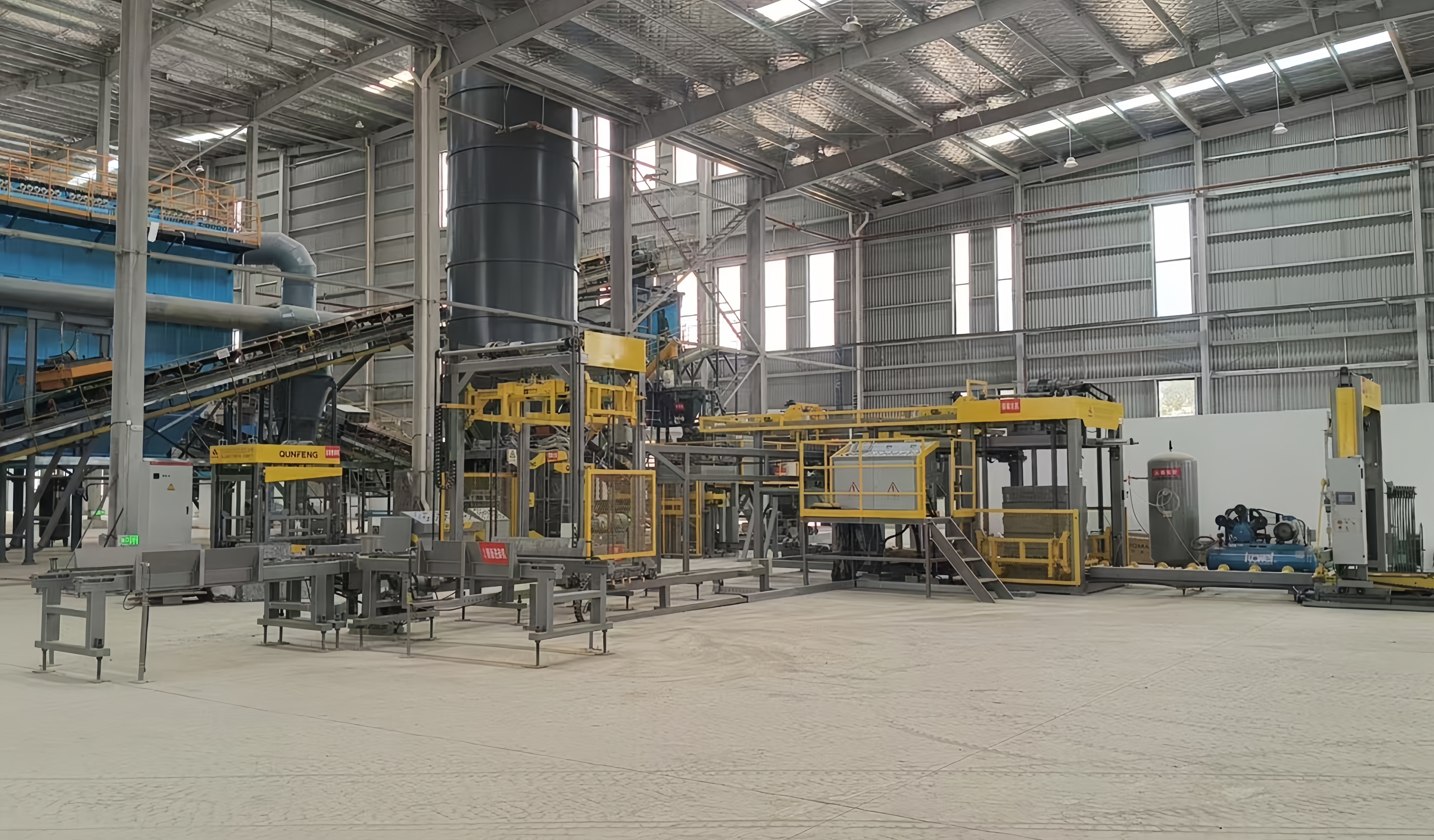 Commissioning Site of QS-series Concrete Product Production Line Customized by Qunfeng Machinery for Jiangxi Client Local de comissionamento da linha de produção de produtos de concreto da série QS personalizada pela Qunfeng Machinery para o cliente de Jiangxi