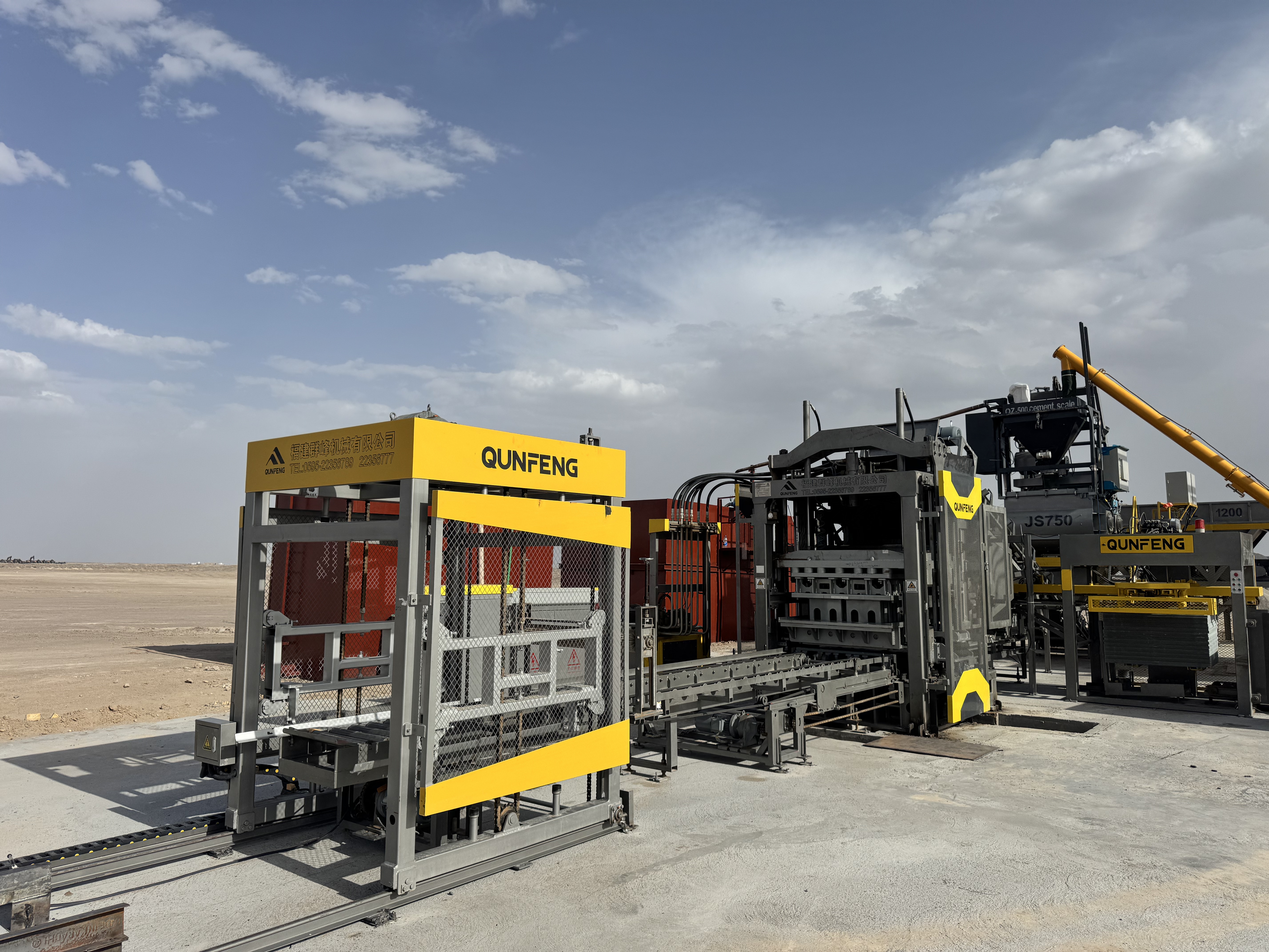 Qunfeng Machinery’s QS series concrete product production line in Pakistan is a benchmark project in the region. A linha de produção de produtos de concreto da série QS da Qunfeng Machinery no Paquistão é um projeto de referência na região.