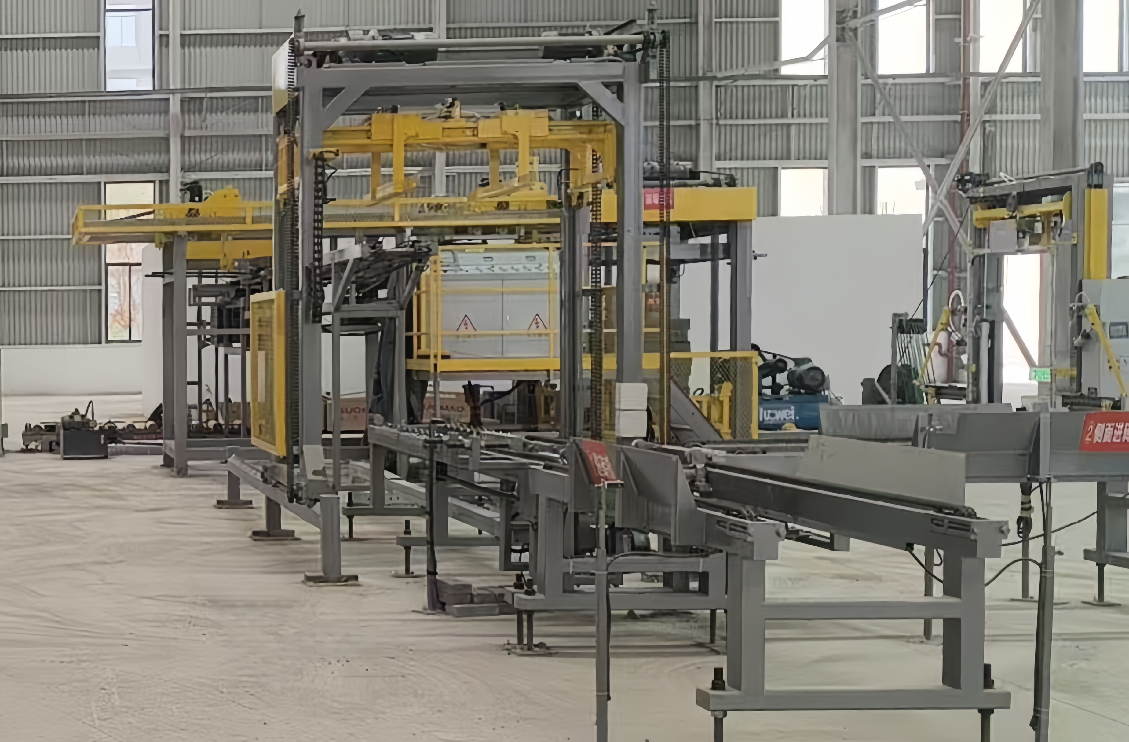 Side Block Feeder & Palletizing Equipment Customized by Qunfeng Machinery Alimentador de bloco lateral e equipamento de paletização personalizado pela Qunfeng Machinery