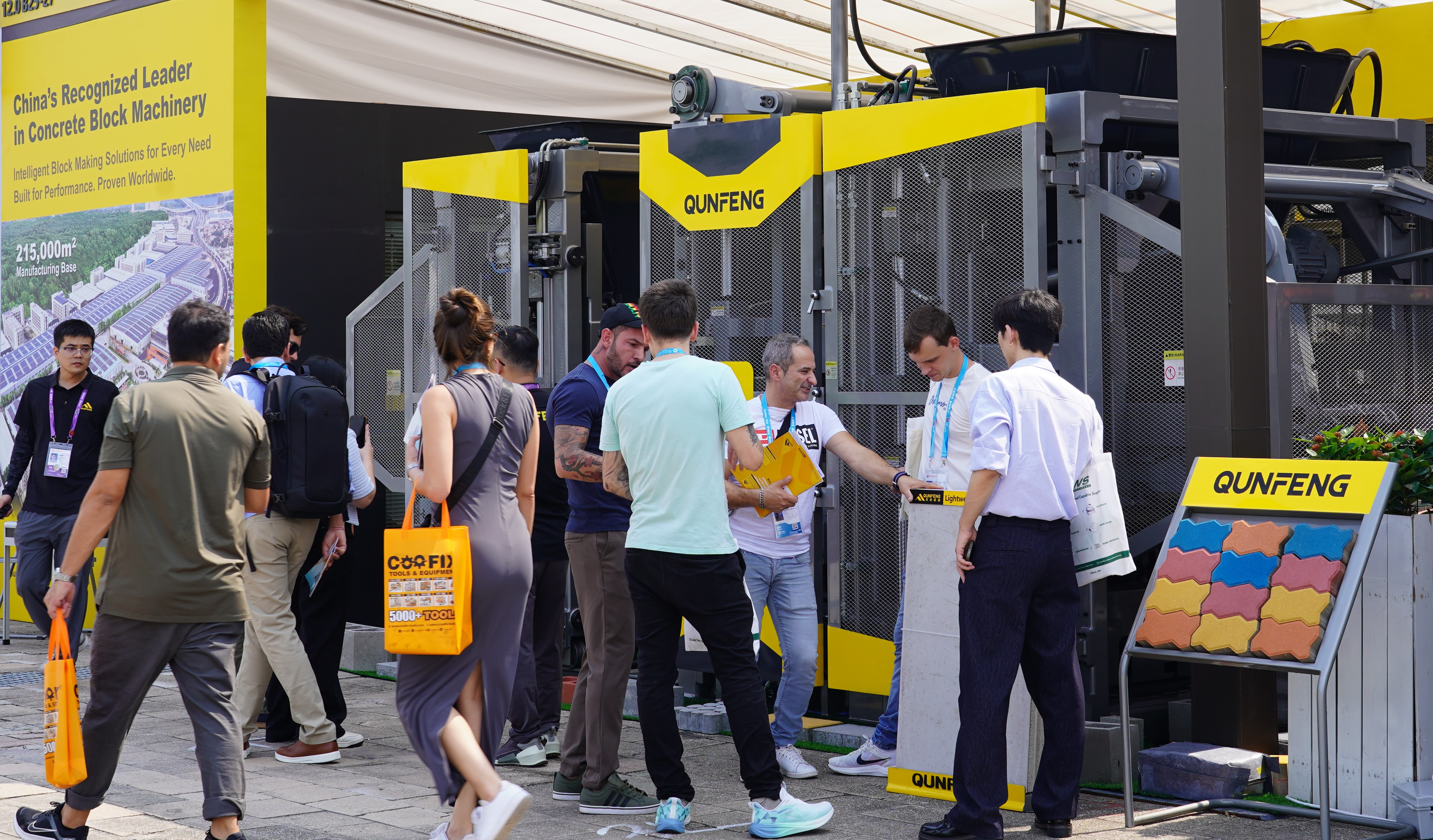 Global business clients show keen interest in Qunfeng Machinery’s equipment. Clientes empresariais globais demonstram grande interesse nos equipamentos da Qunfeng Machinery.