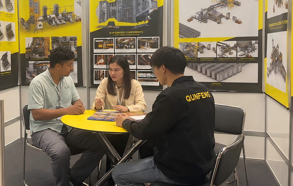 A long-term Brazilian customer visited the Qunfeng Machinery booth to discuss potential future cooperation. Um cliente brasileiro de longa data visitou o estande da Qunfeng Machinery para discutir uma potencial cooperação futura.