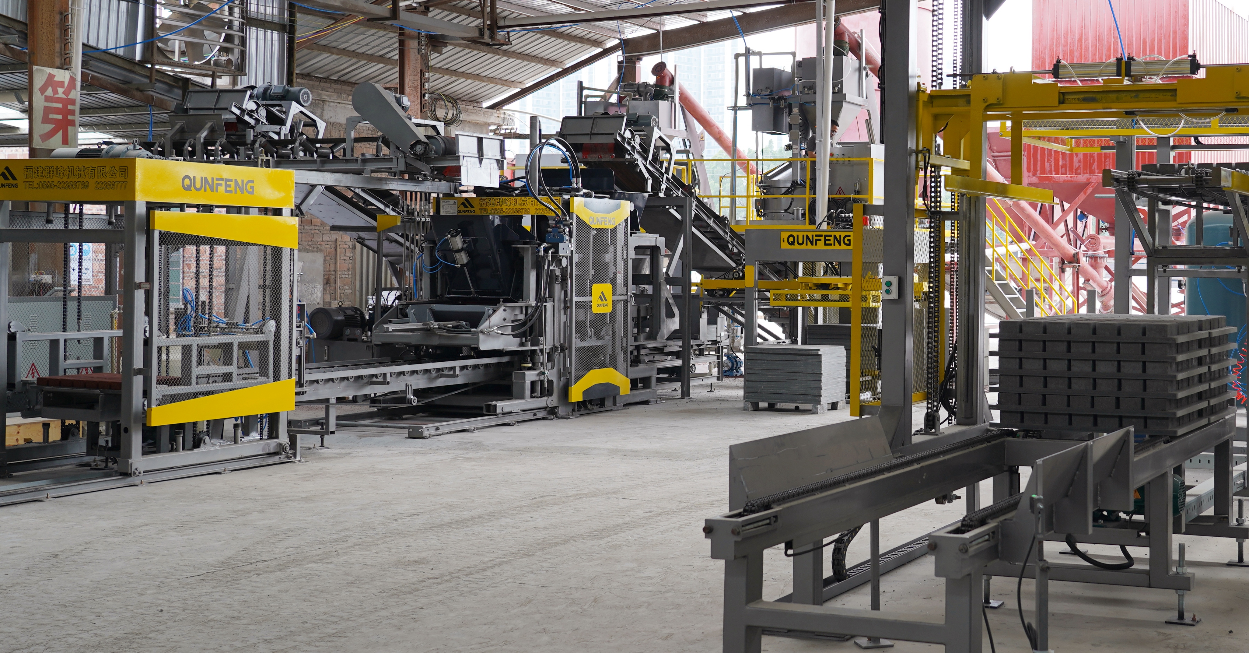 The Qunfeng Machinery production line commissioned by a Guangdong client has become the highest-output block-making line in the local area. A linha de produção da Qunfeng Machinery encomendada por um cliente de Guangdong tornou-se a linha de fabricação de blocos de maior produção na área local.