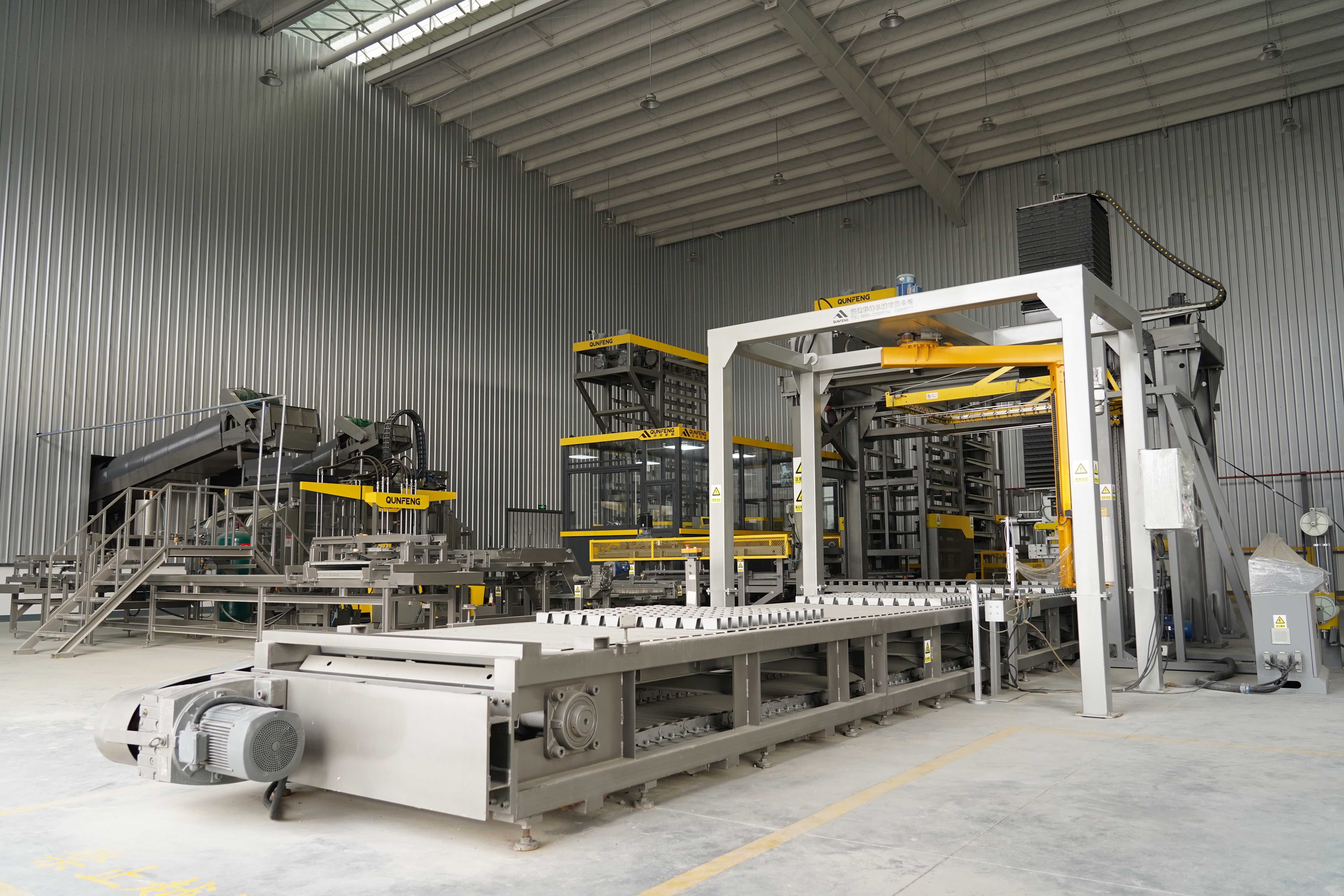 Qunfeng Machinery supplies a solid waste block-making production line for a construction waste recycling project in Quanzhou. A Qunfeng Machinery fornece uma linha de produção de blocos de resíduos sólidos para um projeto de reciclagem de resíduos de construção em Quanzhou.