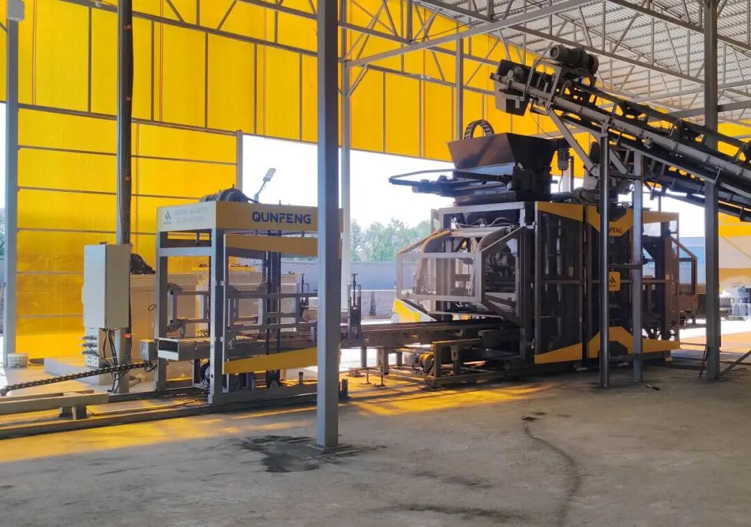 The QS1300 automatic production line with a gantry frame, which has been in operation in Thailand for years, has become a local benchmark. A linha de produção automática QS1300 com estrutura de pórtico, que está em operação na Tailândia há anos, tornou-se uma referência local.