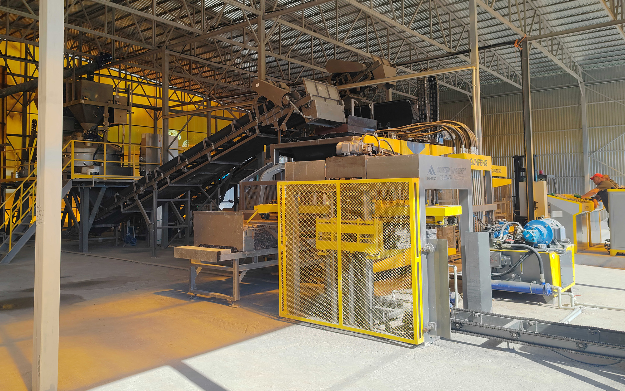The QS1300 series concrete product production line supplied by Qunfeng Machinery to a client in Kazakhstan features high-end intelligent technology that reduces the need for manual operational steps A linha de produção de produtos de concreto da série QS1300 fornecida pela Qunfeng Machinery a um cliente no Cazaquistão apresenta tecnologia inteligente de ponta que reduz a necessidade de etapas operacionais manuais