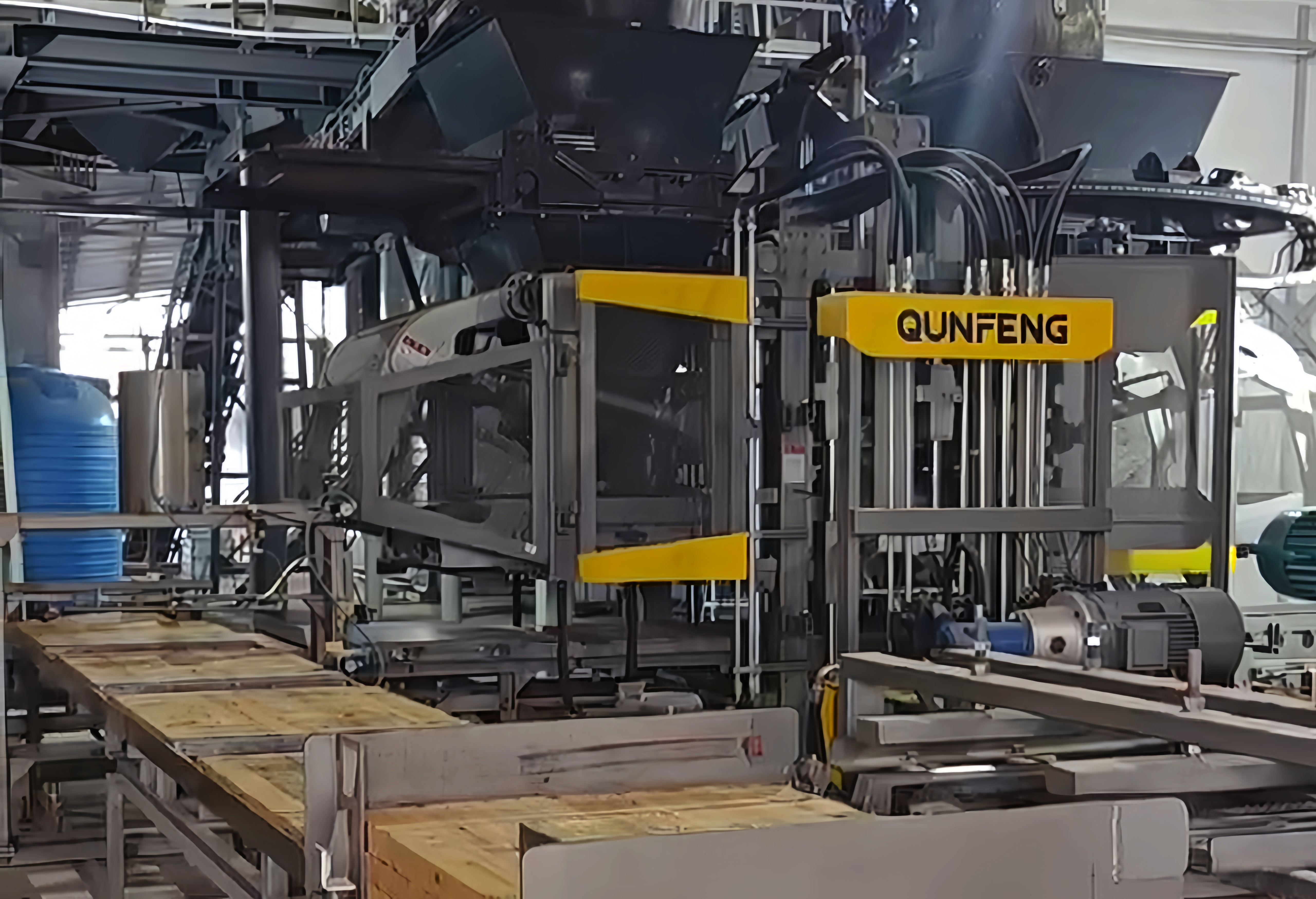 The Qunfeng Machinery QS Series Fully Automatic Concrete Products Production Line in Operation at a Client Site in Kazakhstan A linha de produção de produtos de concreto totalmente automática da série QS da Qunfeng Machinery em operação nas instalações do cliente no Cazaquistão