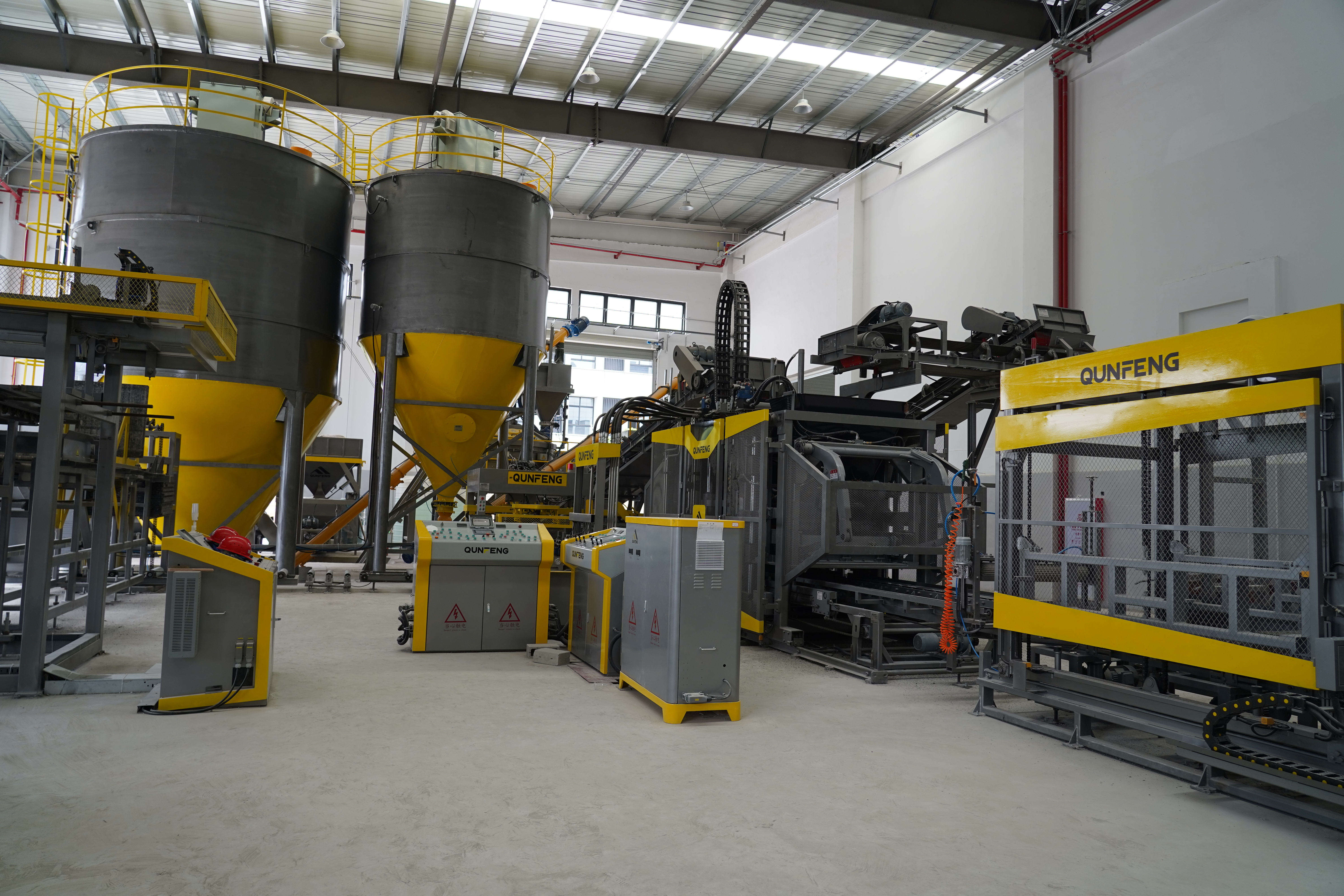 Qunfeng Machinery’s QS series fully automatic concrete product production line achieves high-value utilization of solid waste and its transformation into green building materials. A linha de produção de produtos de concreto totalmente automática da série QS da Qunfeng Machinery alcança uma utilização de alto valor de resíduos sólidos e sua transformação em materiais de construção verdes.