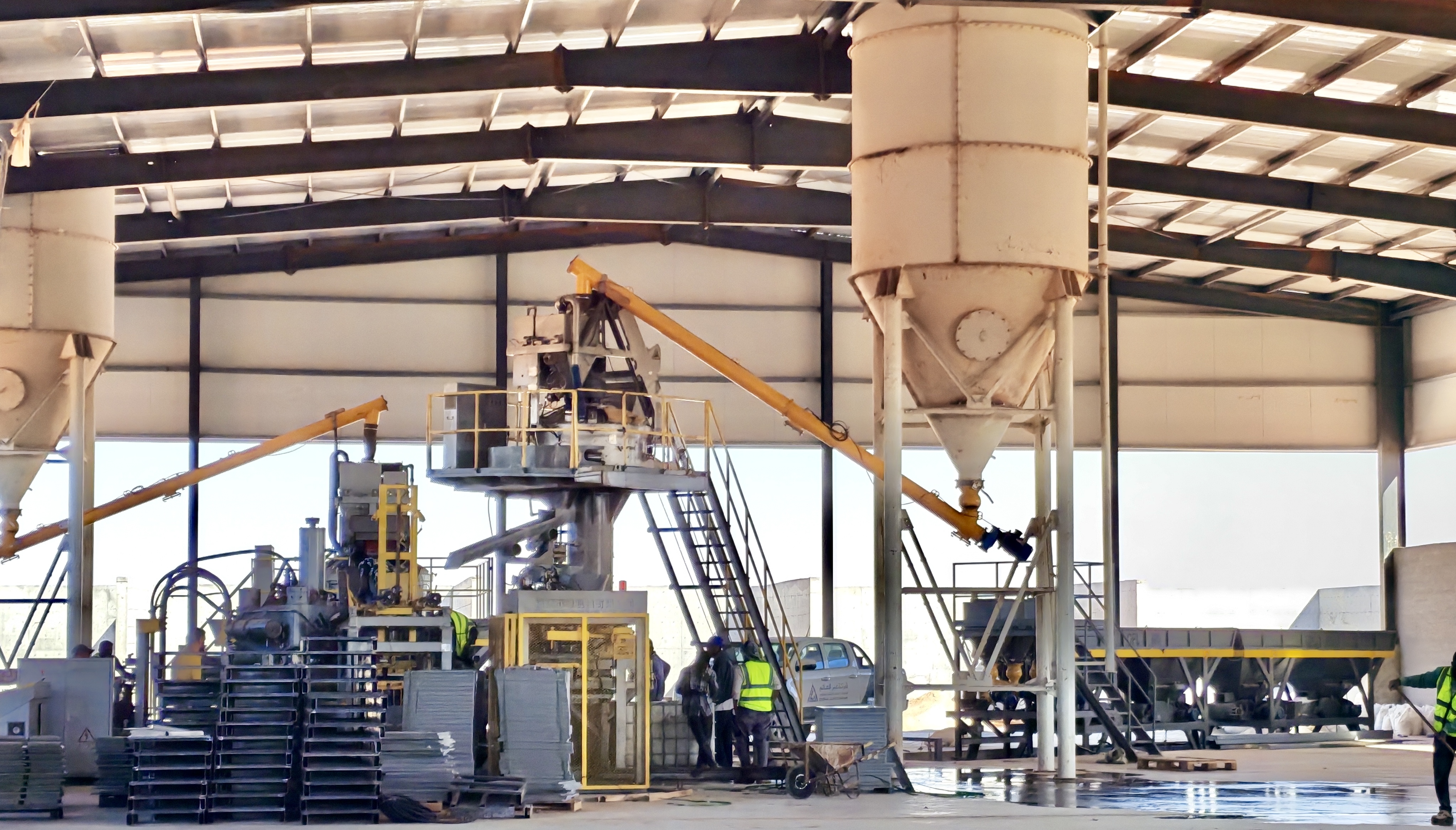 Qunfeng Imitation Stone Molding Machine in Libya Linha de produção de moldagem de pedra de imitação totalmente automatizada da Qunfeng instalada na Líbia