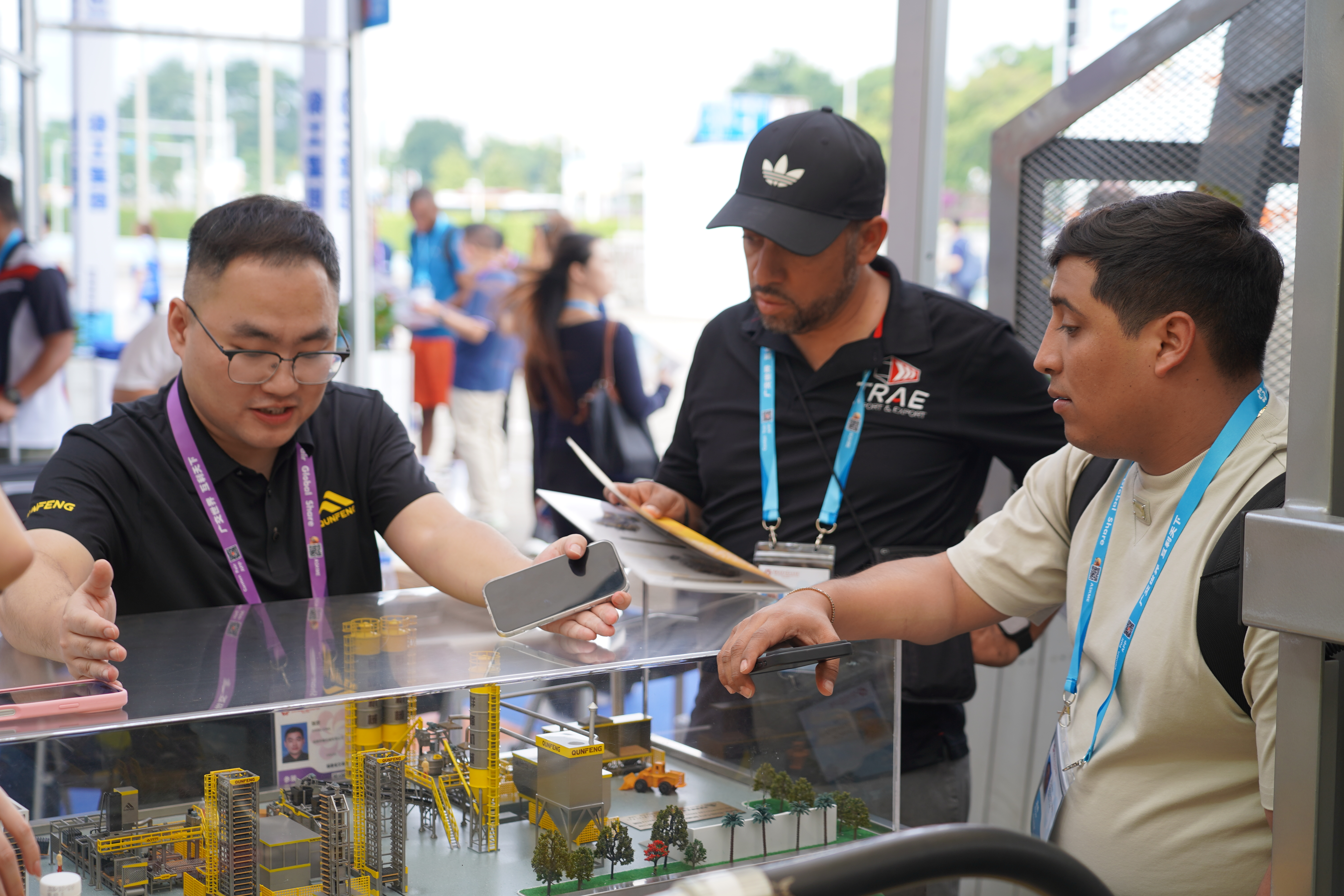 Customers from the Americas express interest in collaborating with Qunfeng Machinery on production lines Clientes das Américas expressam interesse em colaborar com a Qunfeng Machinery nas linhas de produção