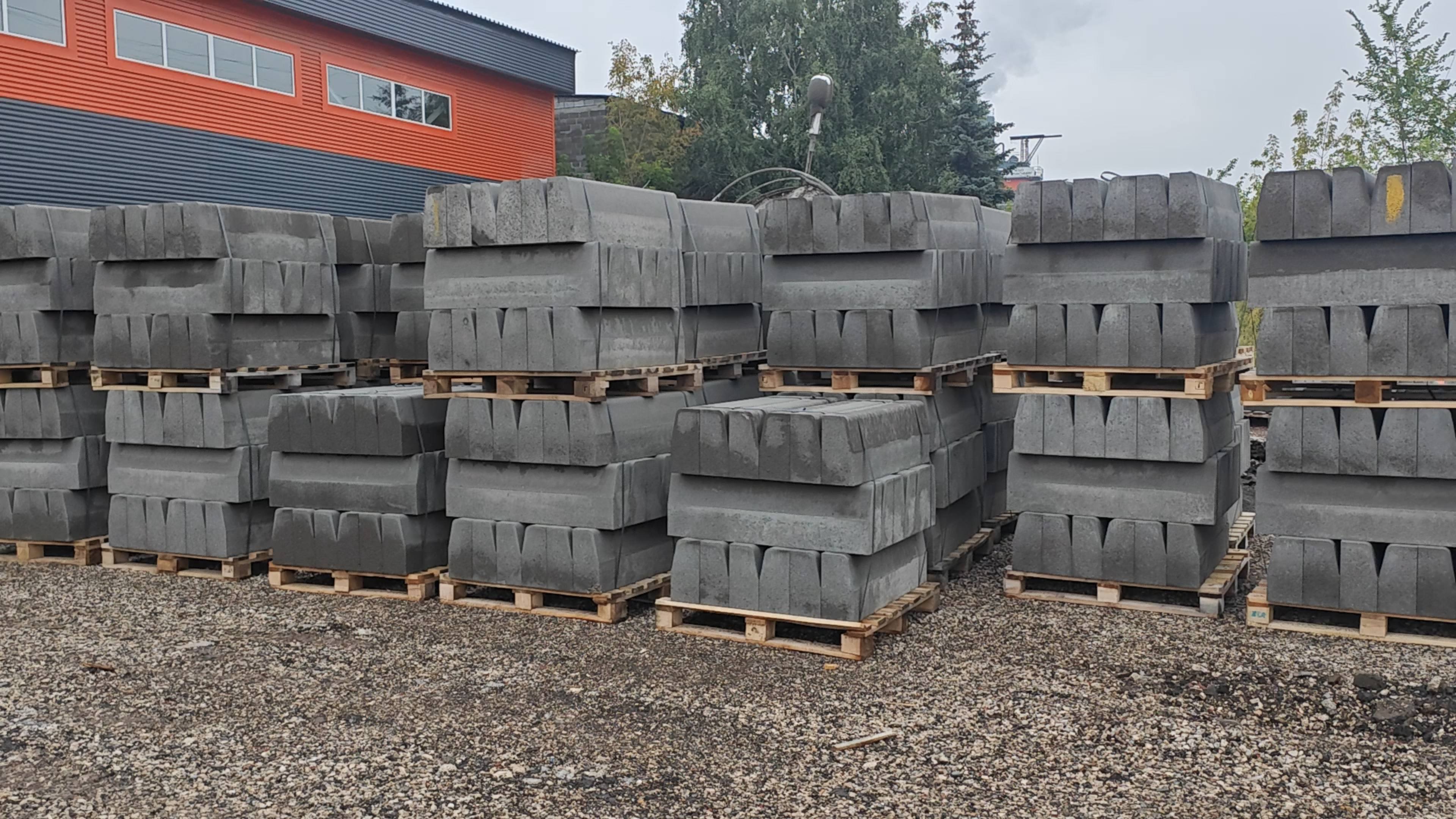 High-quality kerbstone products manufactured on Qunfeng Machinery production lines are highly popular in Russia. Os produtos de meio-fio de alta qualidade fabricados nas linhas de produção da Qunfeng Machinery são muito populares na Rússia.