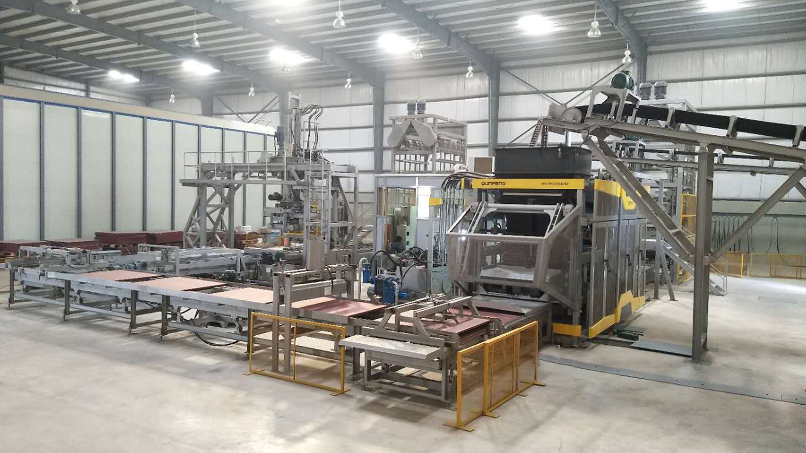 Qunfeng Machinery’s QS2000 fully automatic production line in Pakistan has stable production capacity, making it a benchmark in South Asia. A linha de produção totalmente automática QS2000 da Qunfeng Machinery no Paquistão tem capacidade de produção estável, tornando-a uma referência no Sul da Ásia.