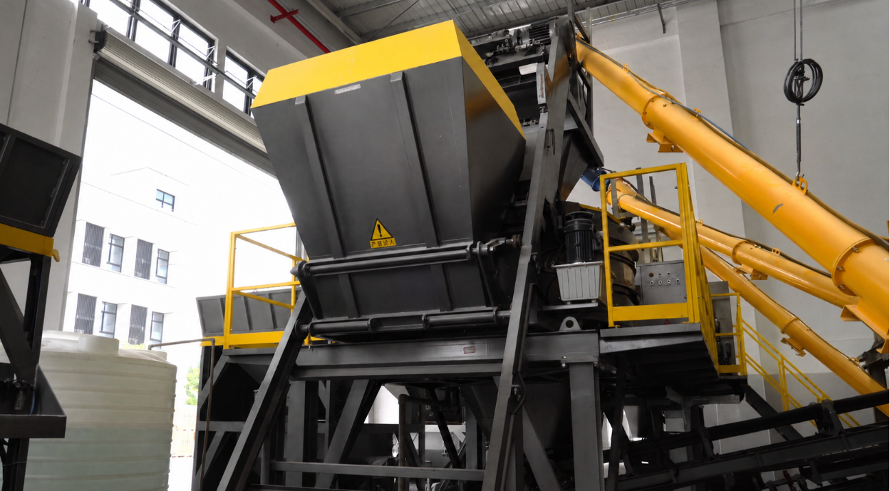 The Fujian QS-series fully automatic production line’s batching and mixing system maintains stable output even when handling specialized materials. O sistema de dosagem e mistura da linha de produção totalmente automática da série Fujian QS mantém a produção estável mesmo ao manusear materiais especializados.