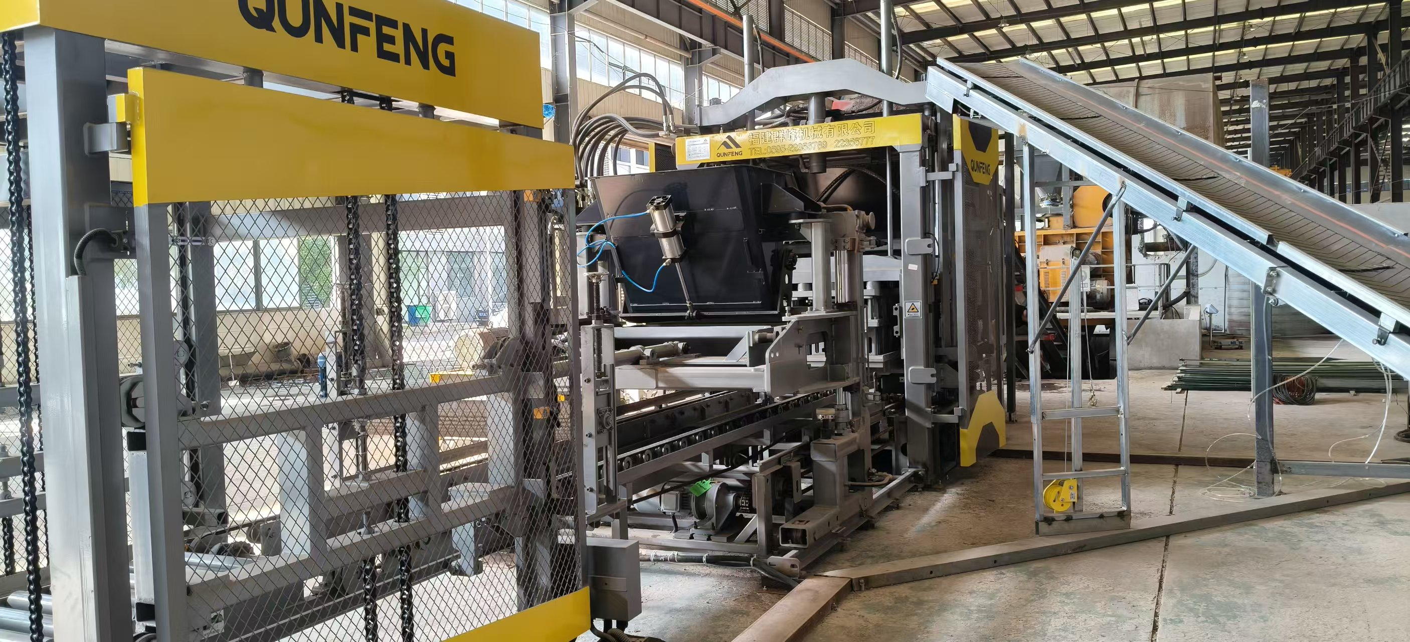 The Qunfeng Machinery QS1000 fully automatic concrete product forming system has garnered widespread acclaim from customers in Southwest China for its rapid production and high profitability. O sistema de formação de produtos de concreto totalmente automático QS1000 da Qunfeng Machinery recebeu elogios generalizados de clientes no sudoeste da China por sua rápida produção e alta lucratividade.