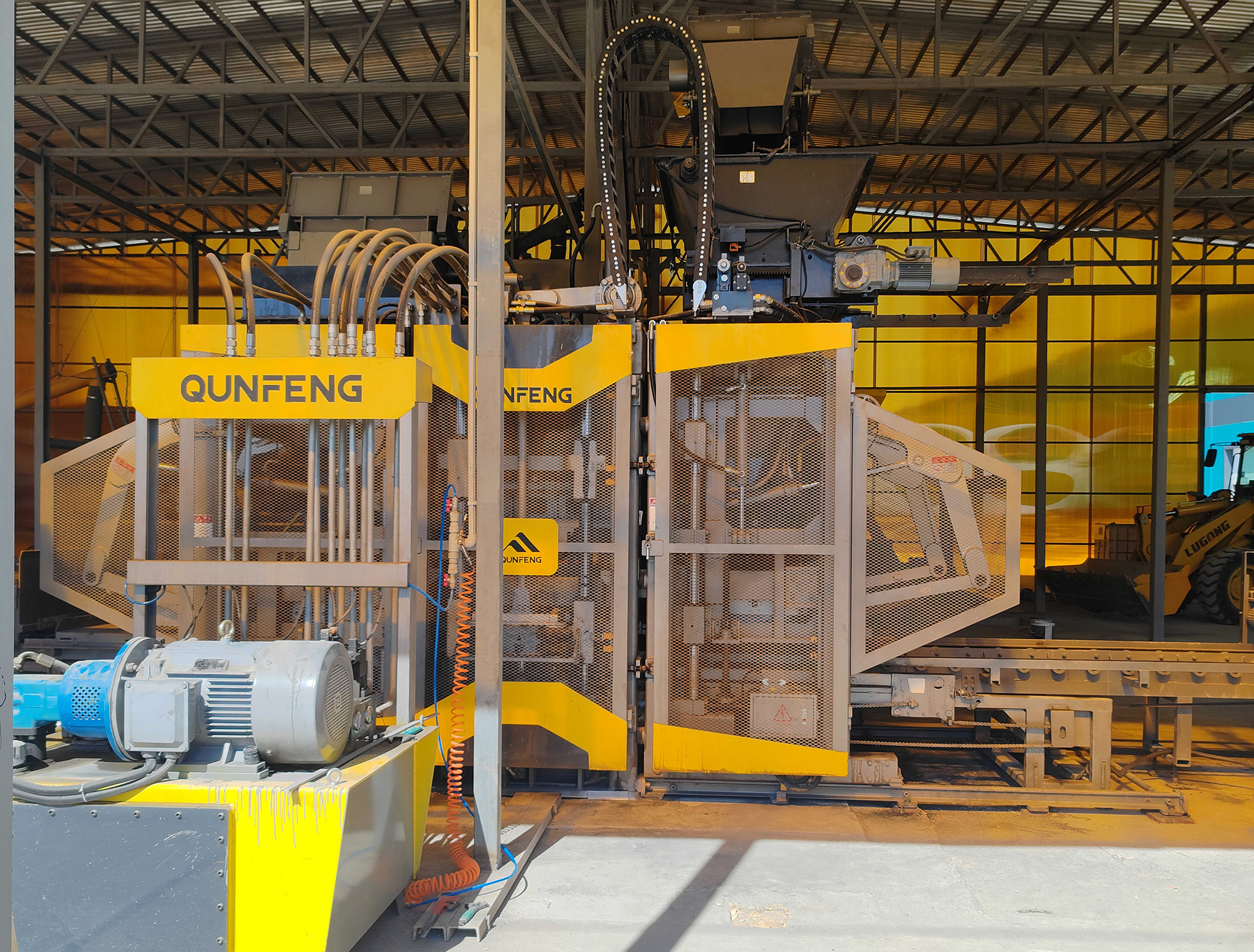 QS1300 Series Concrete Product Molding Machine Supplied by Qunfeng Machinery to a Client in Kazakhstan, Central Asia Máquina de moldagem de produtos de concreto série QS1300 fornecida pela Qunfeng Machinery para um cliente no Cazaquistão, Ásia Central