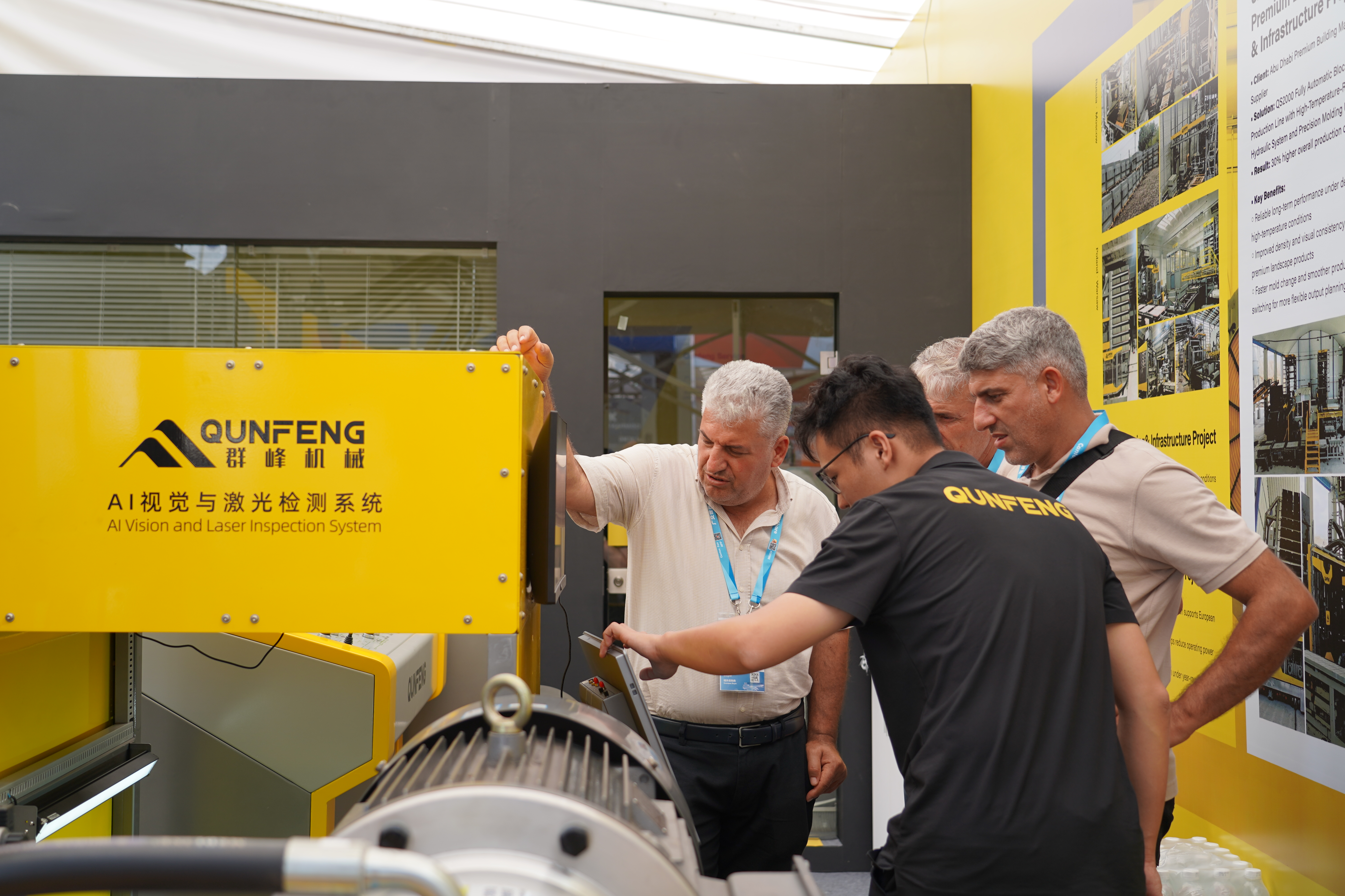 Qunfeng Machinery’s highly intelligent programs attract customer interest. Os programas altamente inteligentes da Qunfeng Machinery atraem o interesse do cliente.