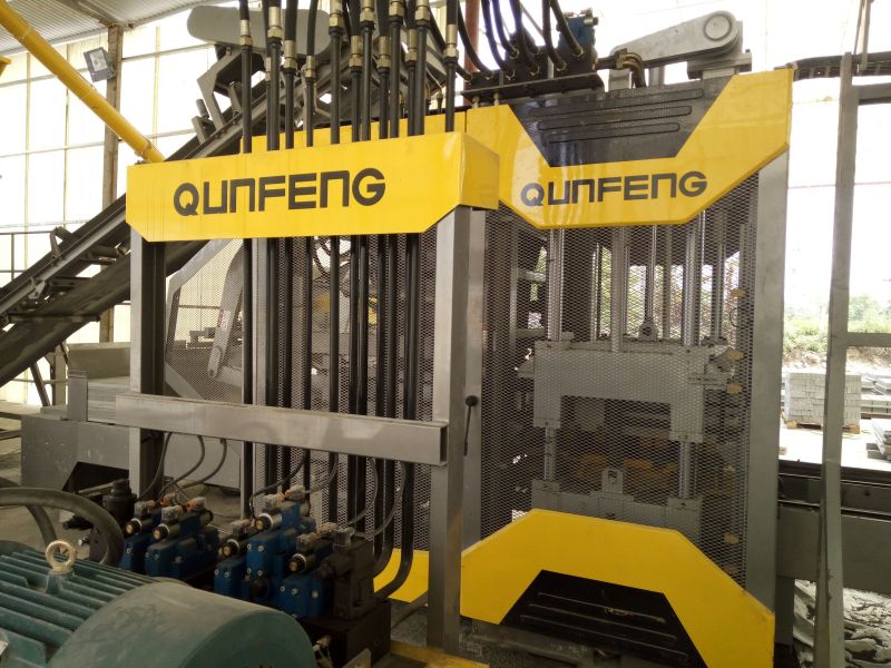 a máquina de bloco inteligente QS1300 no Vietnã