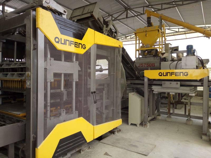 a linha de produção de blocos automáticos Qunfeng QS1300 no Vietnã