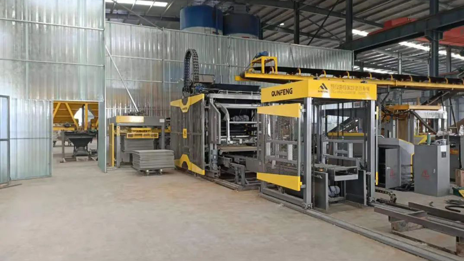 Linha de produção de blocos totalmente automática para produtos de concreto de alta resistência e ladrilhos de mosaico em Anhui