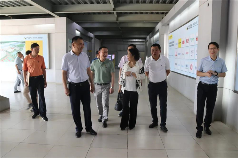 Informação Expressa | Chen Yi, vice-presidente da CCPPC de Quanzhou, e seu partido visitaram a Qunfeng Machinery para pesquisa e orientação
